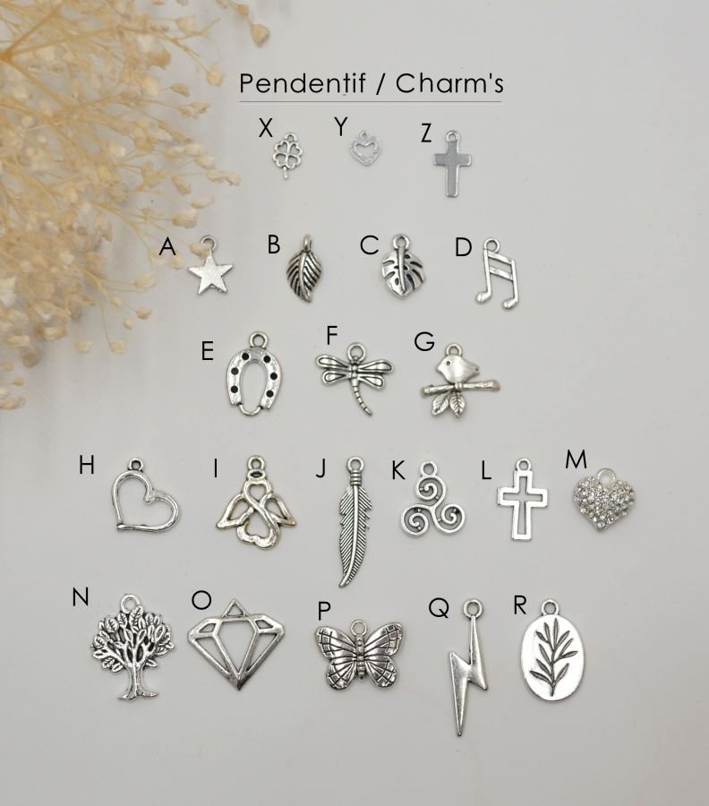 Montre argent avec breloque et bracelet cuir au fermoir ajustable
