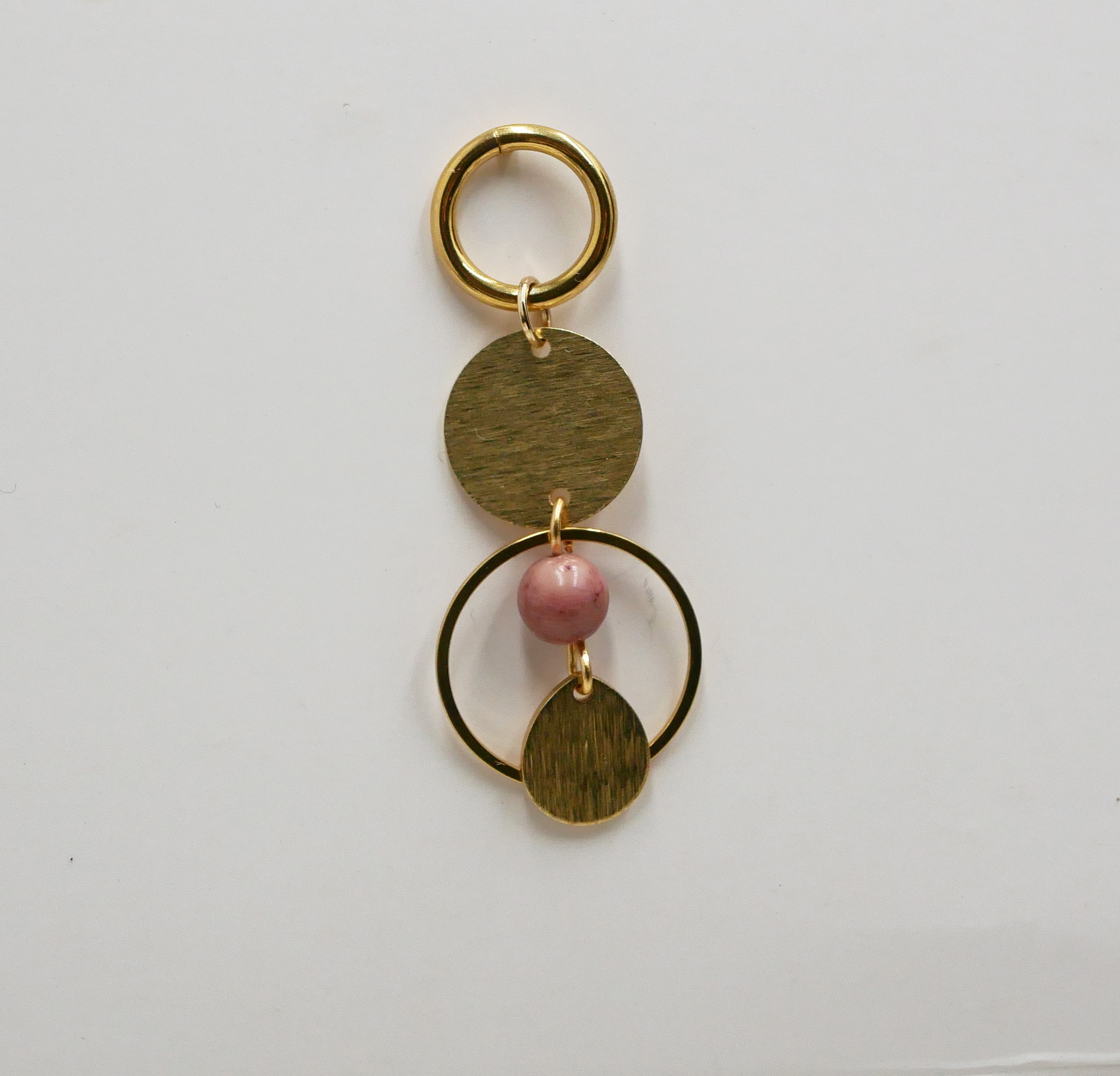 Boucle d'oreille Solo aux cercles et ronds dorés et perle rose en Rhodonite