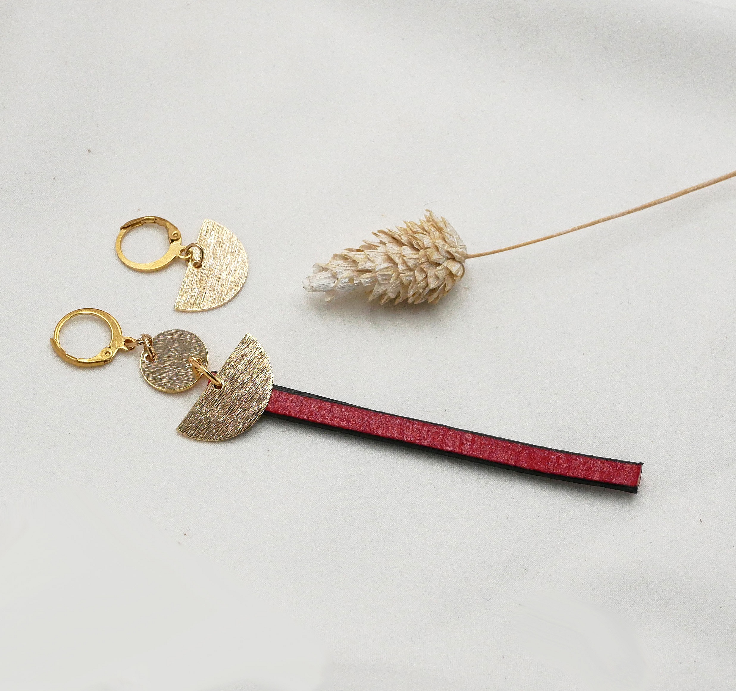 Boucle d'oreille Solo au demi rond dor&eacute;