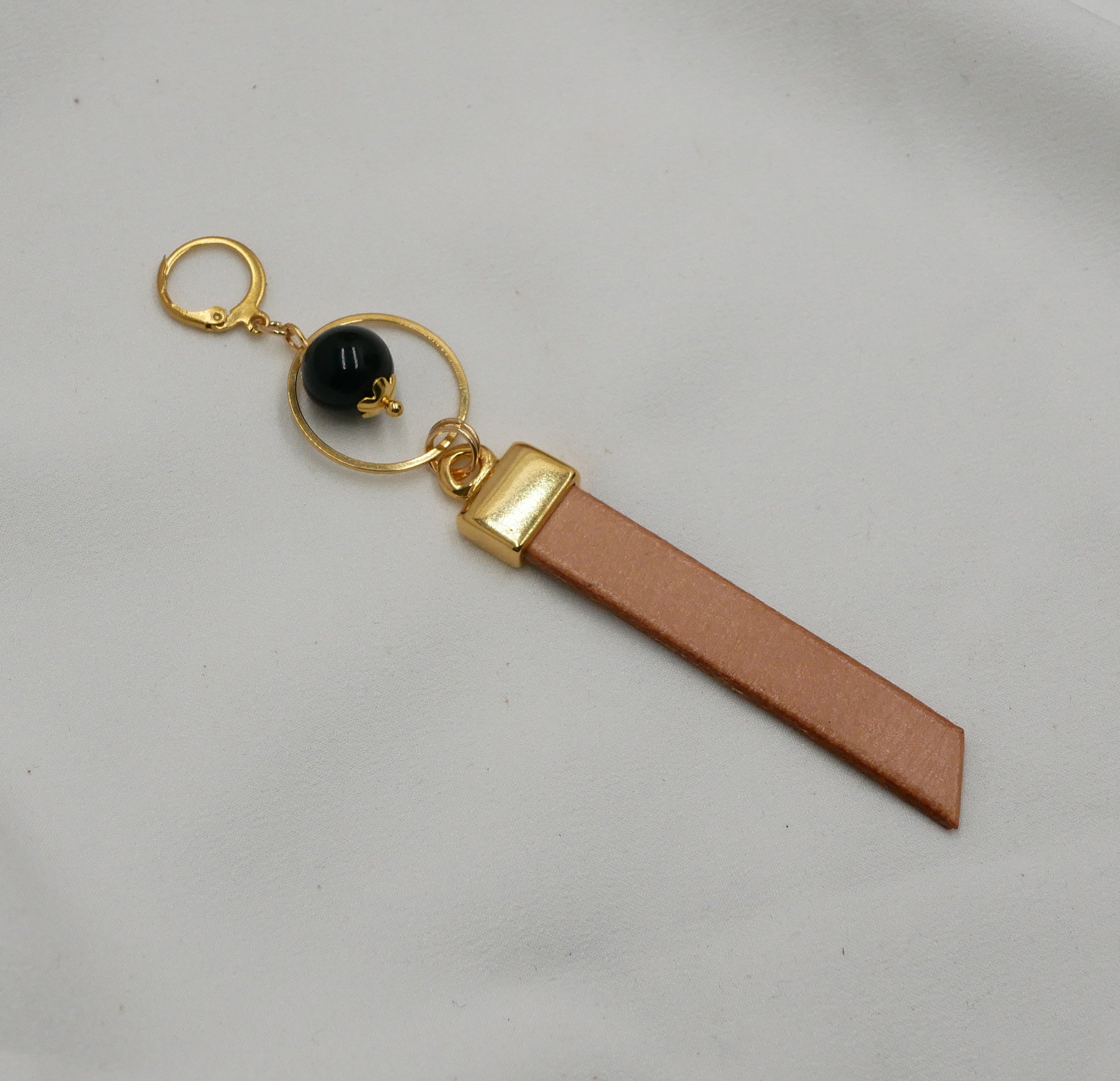 Boucle d'oreille Solo pendante dor&eacute;e au long Cuir Noir ou couleur au choix