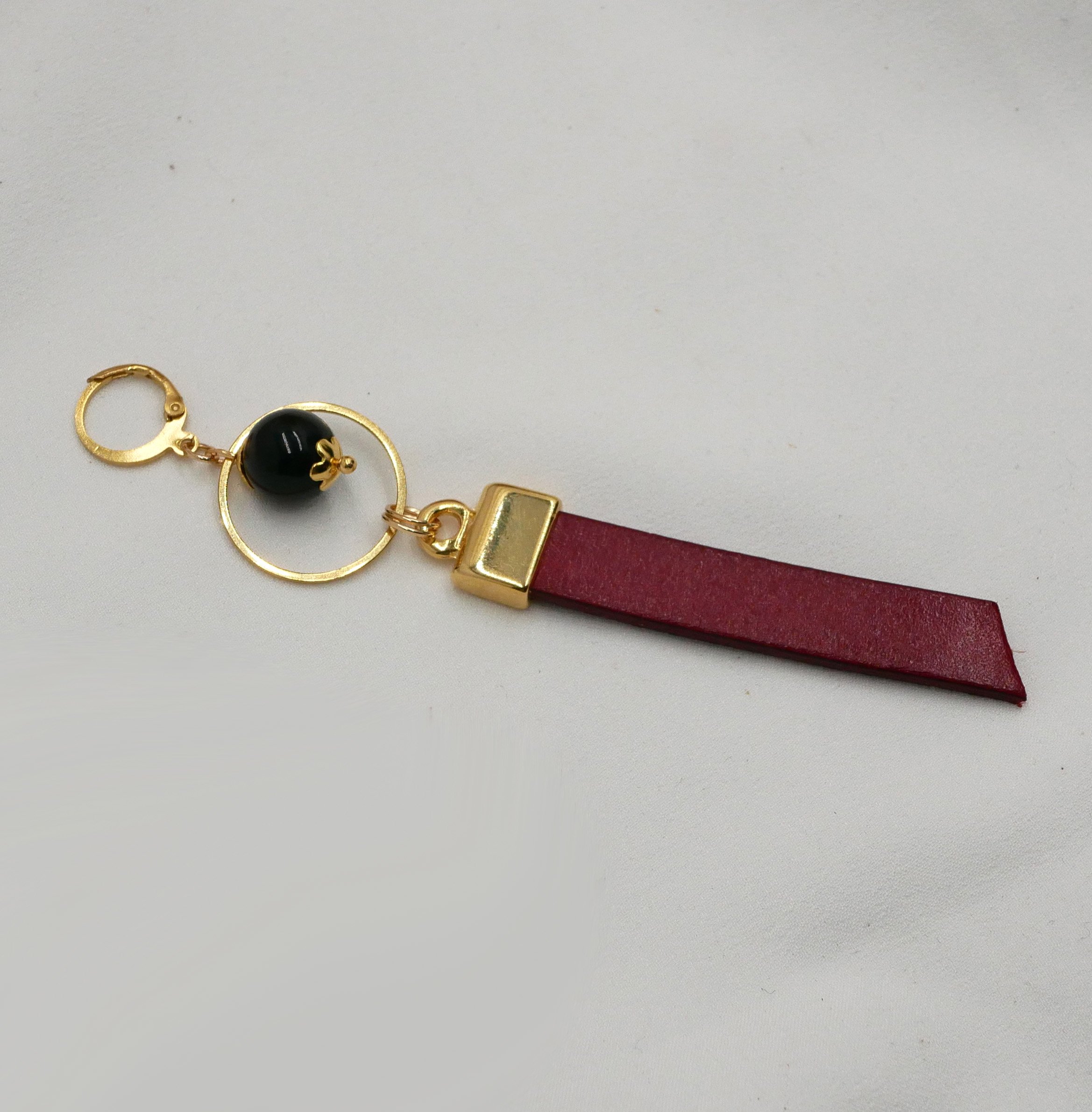 Boucle d'oreille Solo pendante dor&eacute;e au long Cuir Noir ou couleur au choix