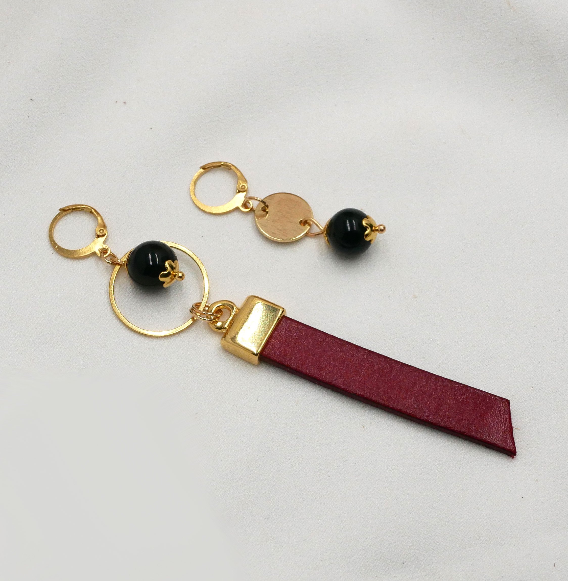 Boucle d'oreille Solo pendante dor&eacute;e au long Cuir Noir ou couleur au choix