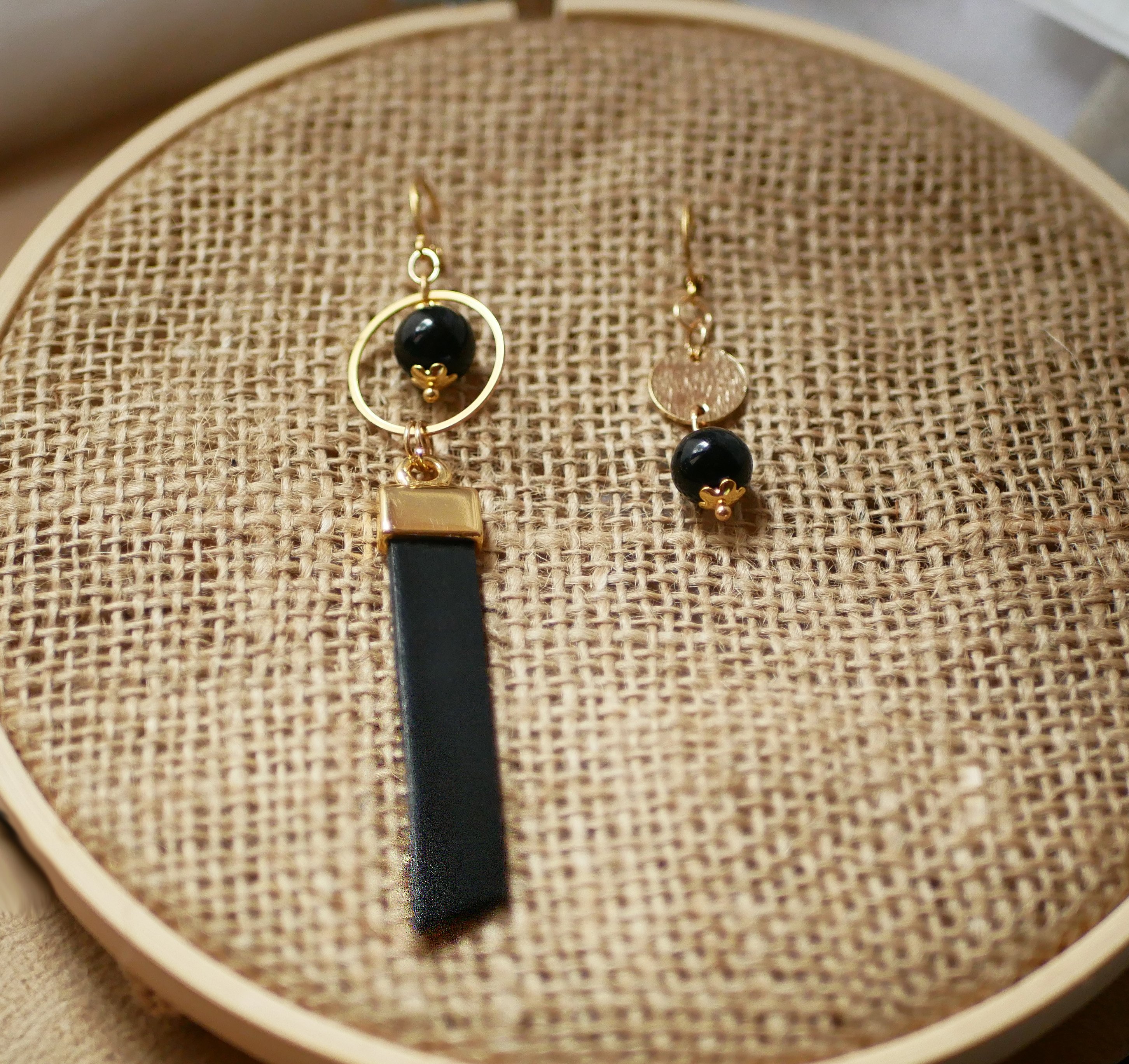 Boucle d'oreille Solo pendante dor&eacute;e au long Cuir Noir ou couleur au choix