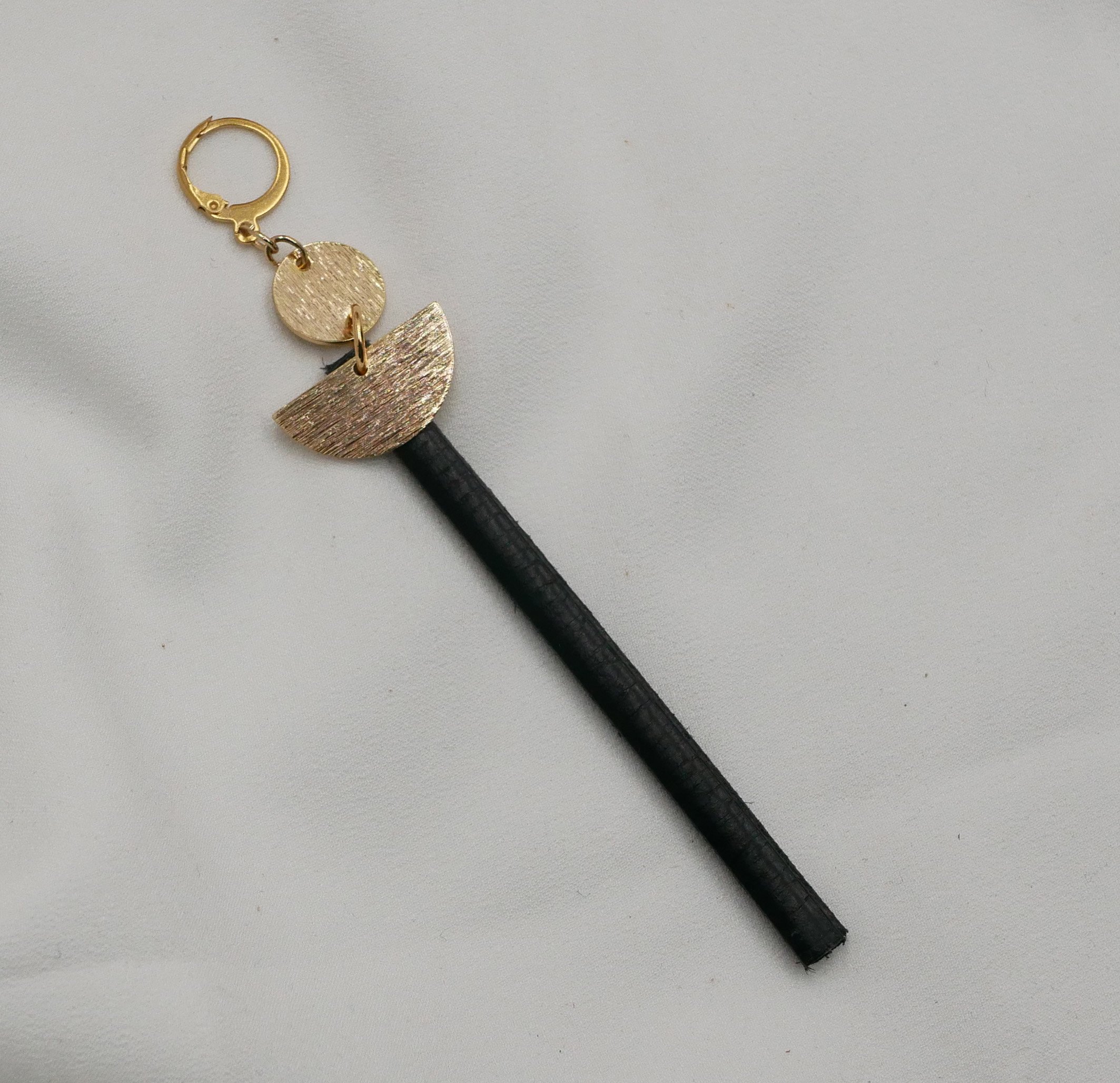 Boucle d'oreille Solo pendante dor&eacute;e au long Cuir Noir ou couleur au choix