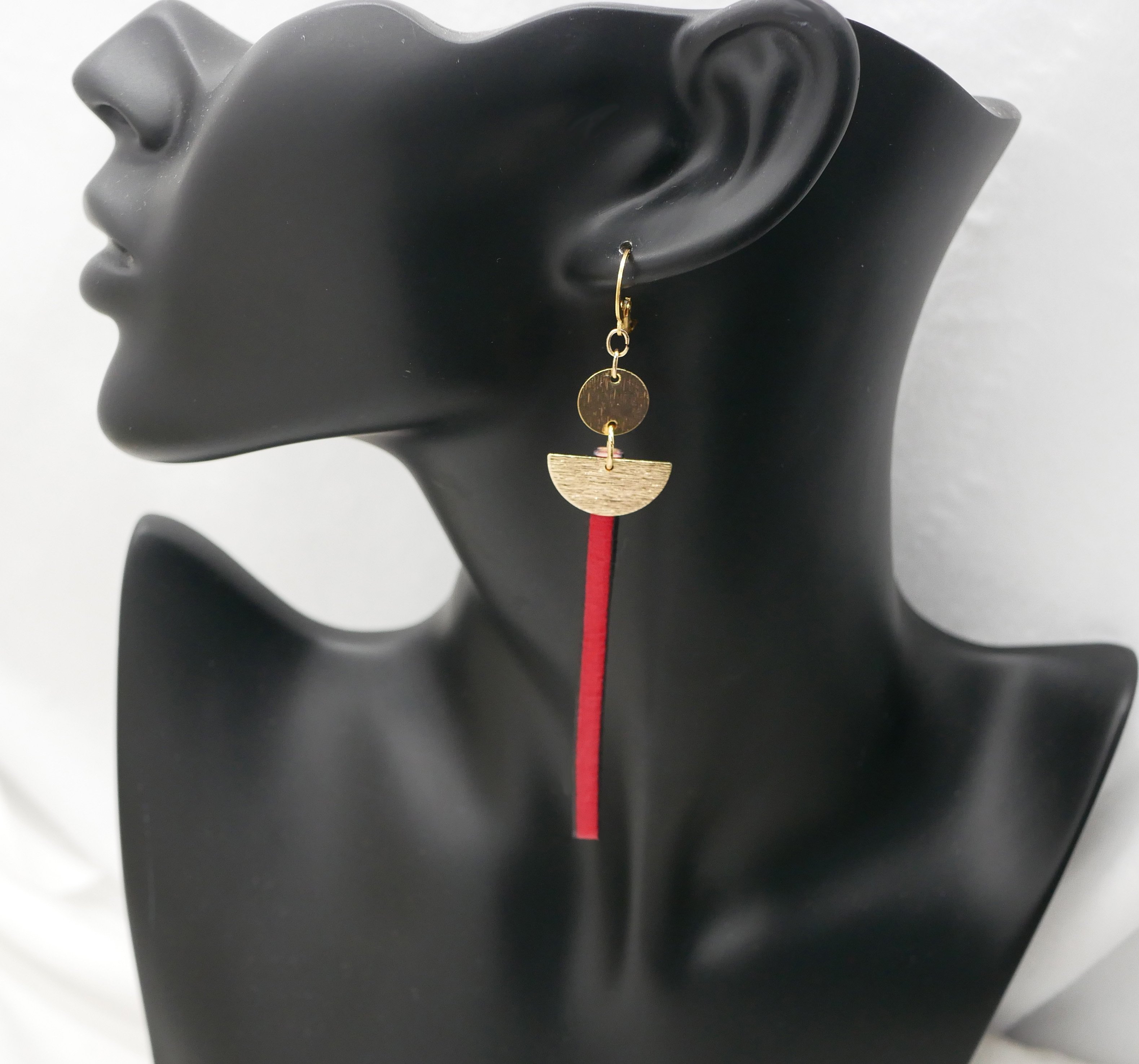 Boucle d'oreille Solo pendante dor&eacute;e au long Cuir Rouge ou couleur au choix