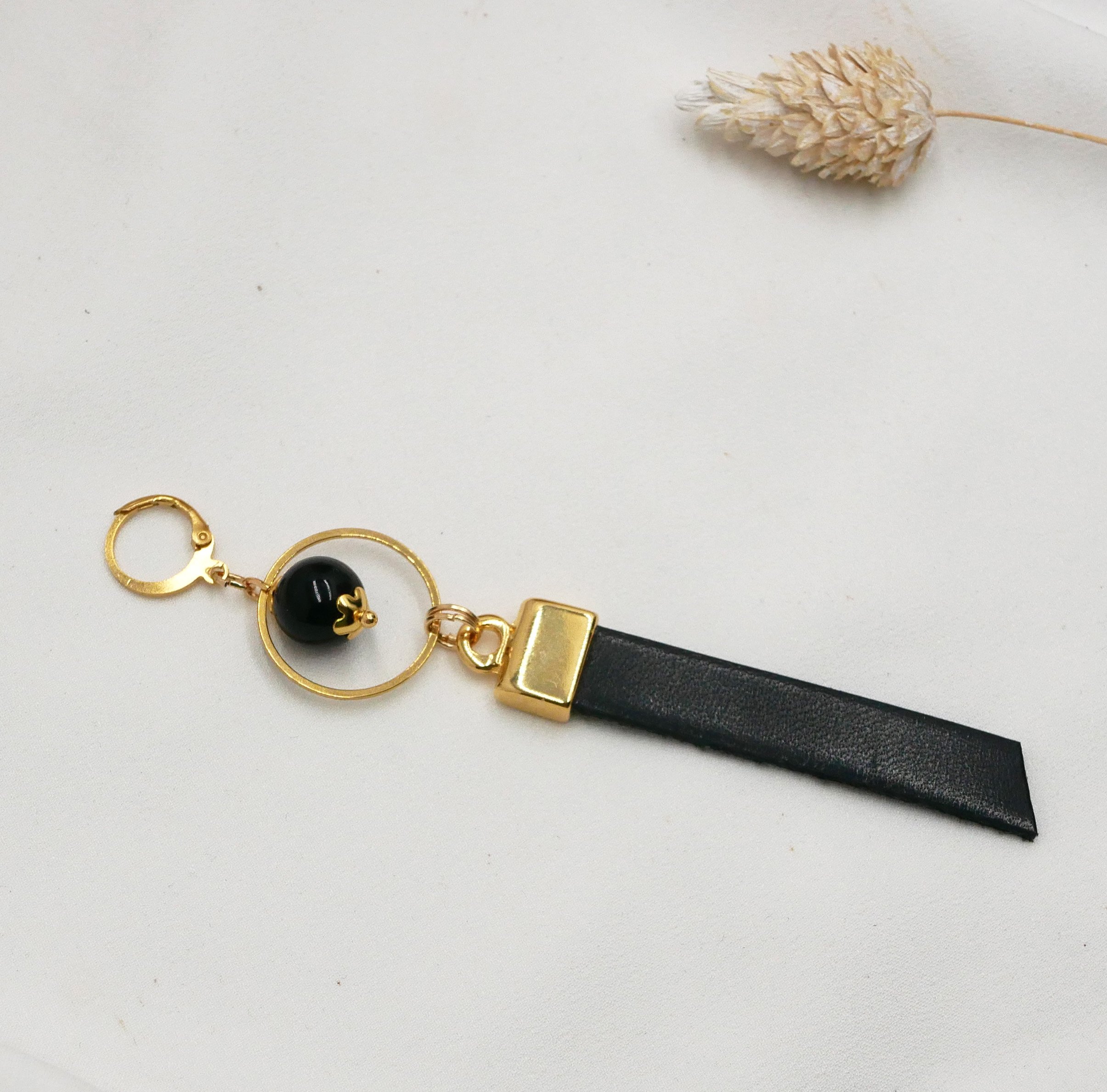 Boucle d'oreille Solo pendante dor&eacute;e au long Cuir Noir ou couleur au choix