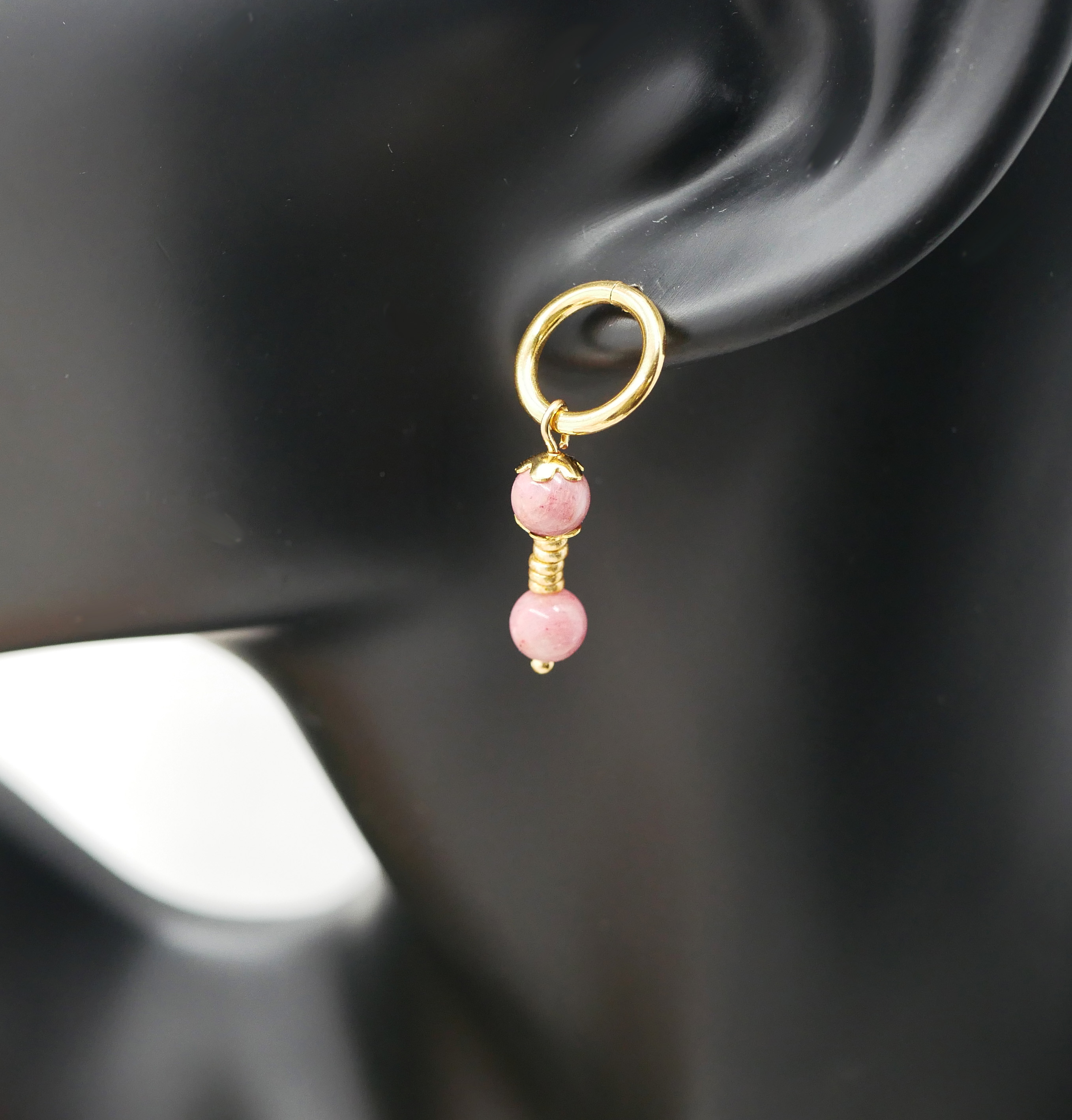 Boucle d'oreille Solo aux perles roses Rhodonites et large anneau doré