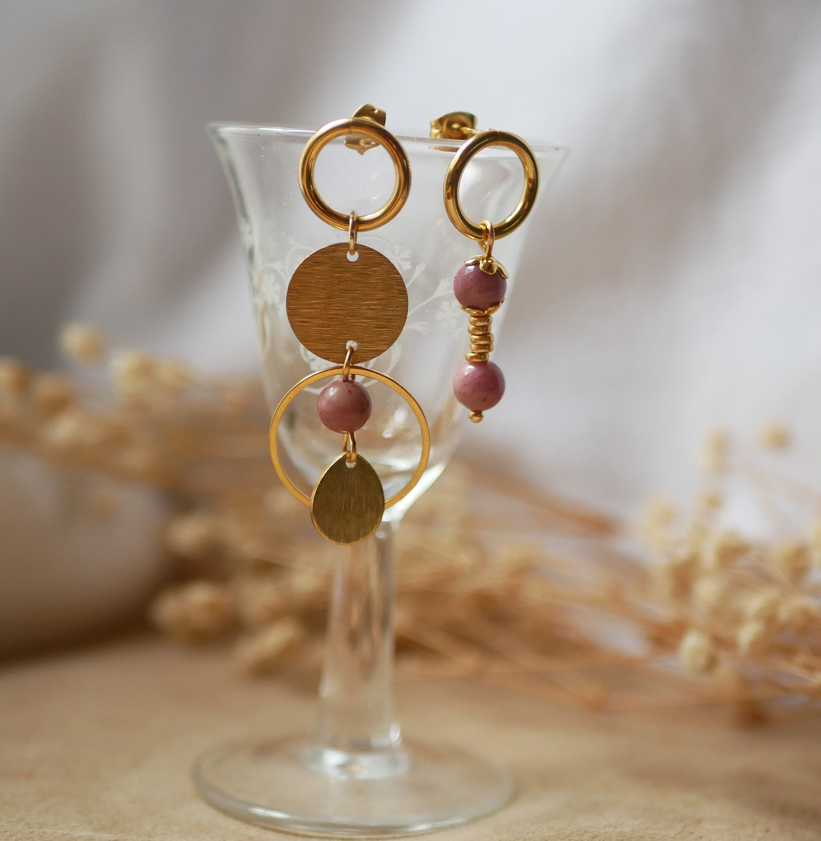 Boucle d'oreille Solo aux perles roses Rhodonites et large anneau doré