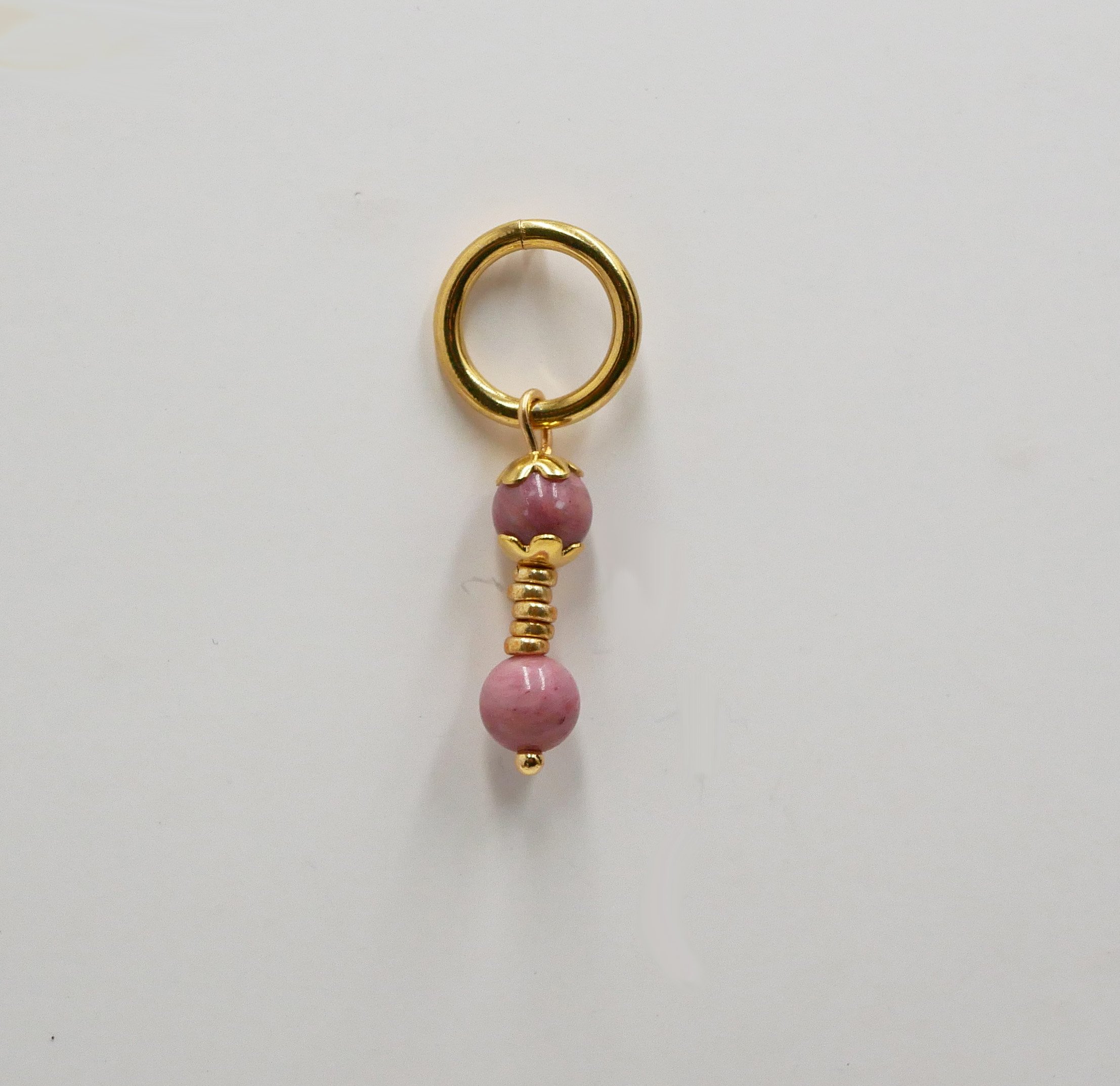 Boucle d'oreille Solo aux perles roses Rhodonites et large anneau dor&eacute;