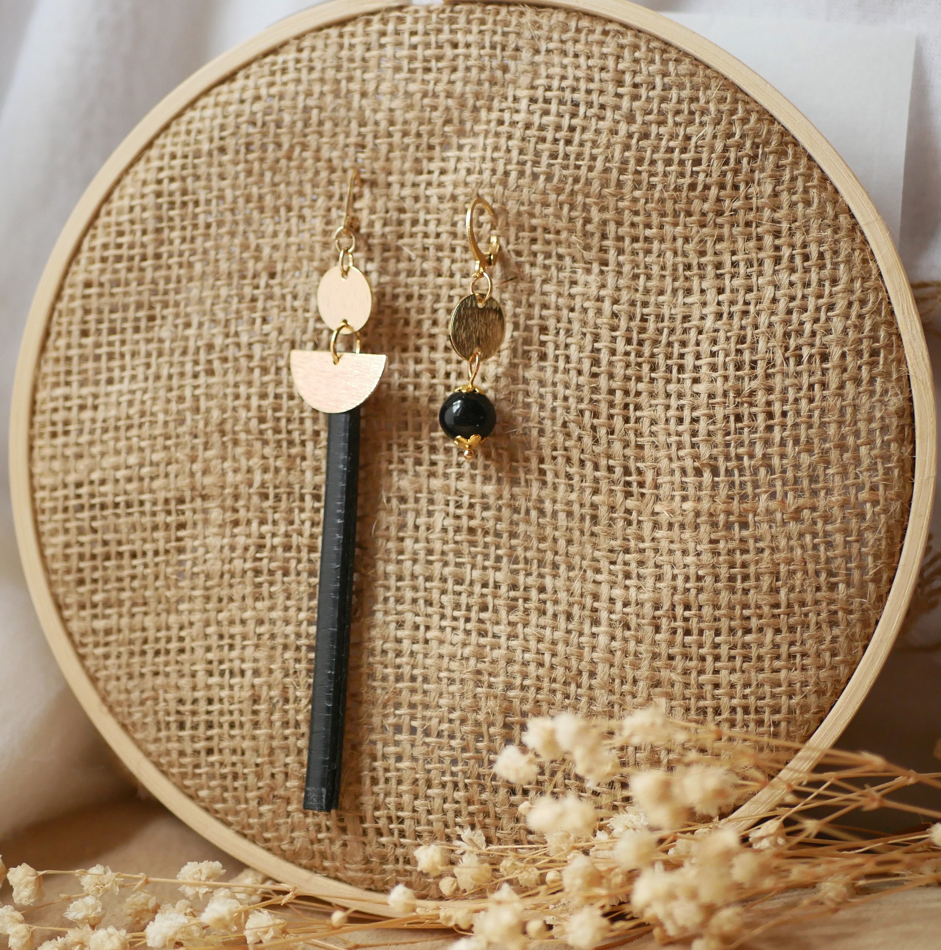 Boucle d'oreille Solo &agrave; la perle ronde noire