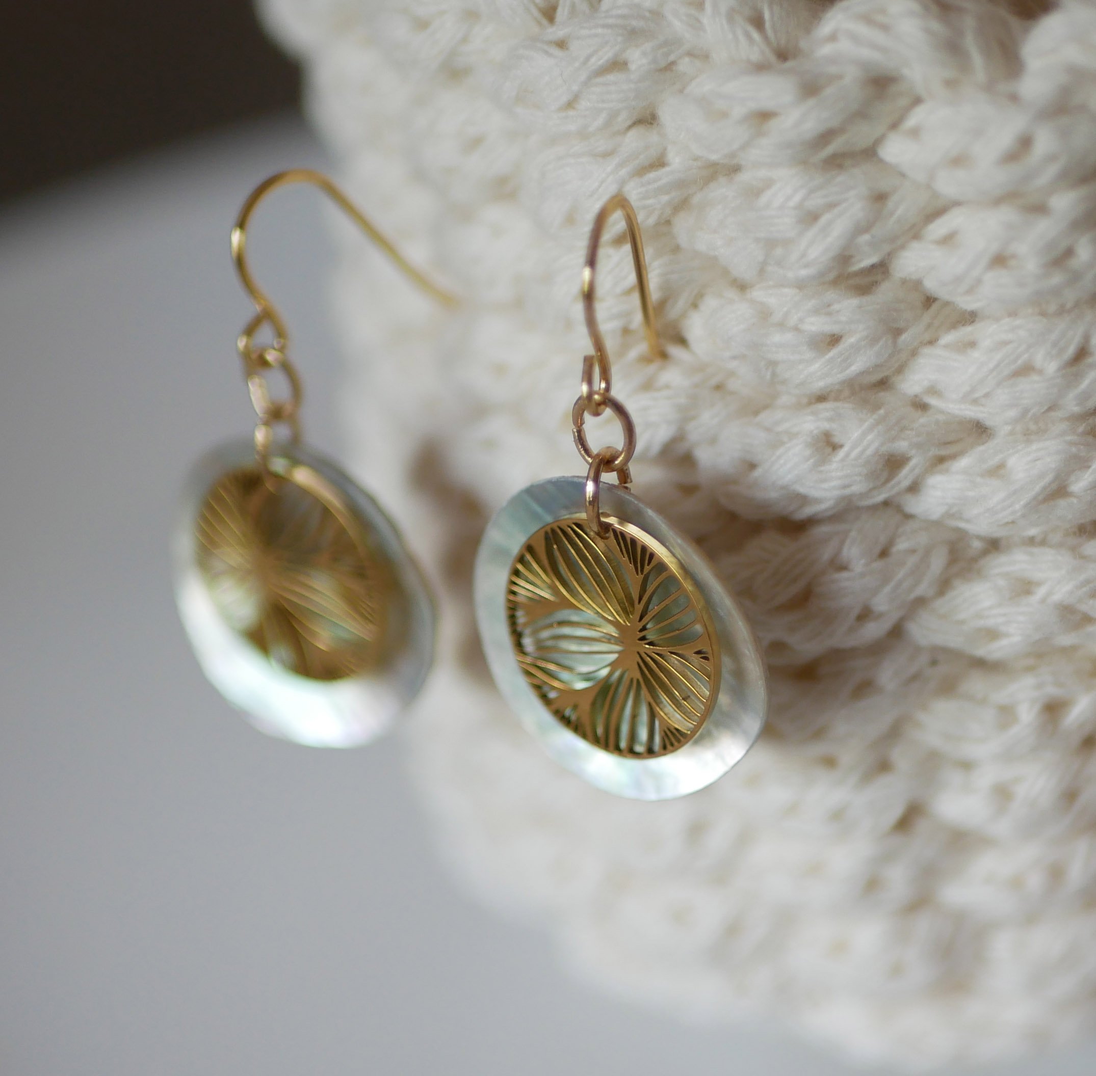 Boucles d'oreilles collection "Les nacr&eacute;es" disque floral