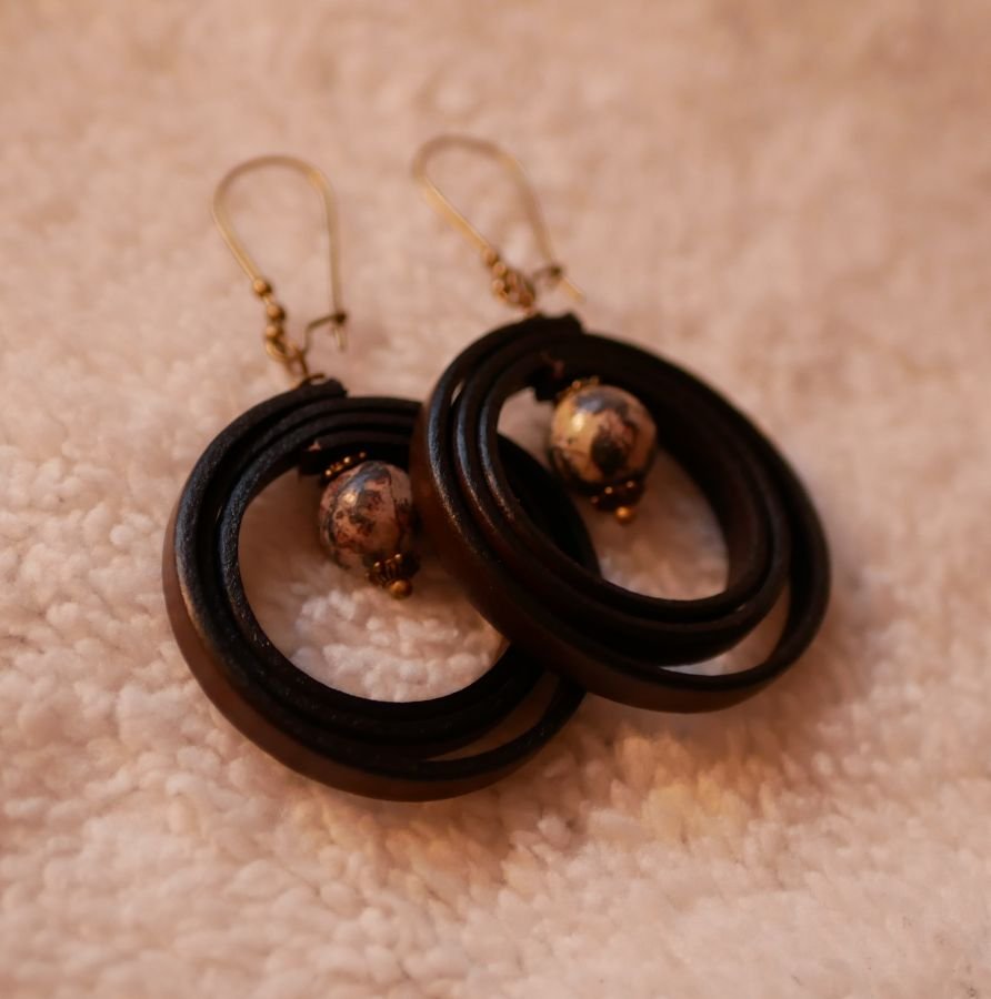 Boucles d'oreilles en cuir perle en pierre beige