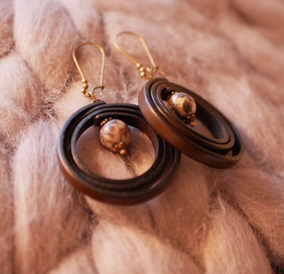 Boucles d'oreilles en cuir perle en pierre beige