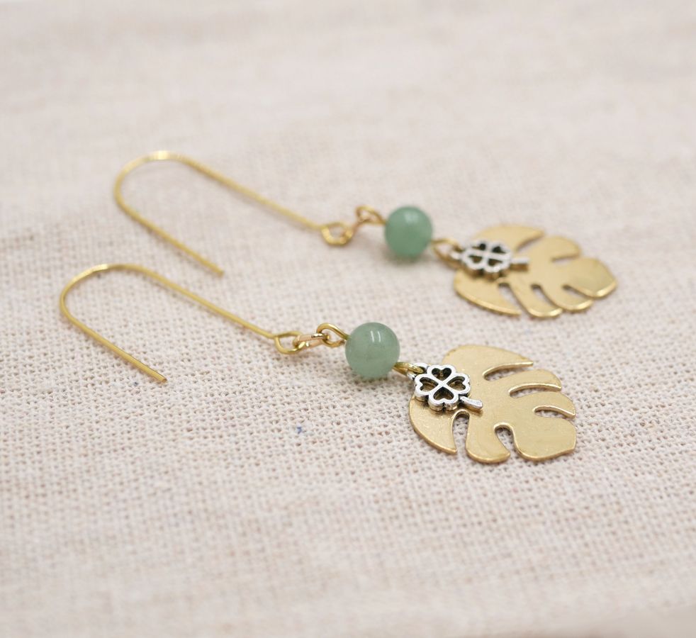 Boucles d'oreilles laiton brut feuilles monstera et trèfle