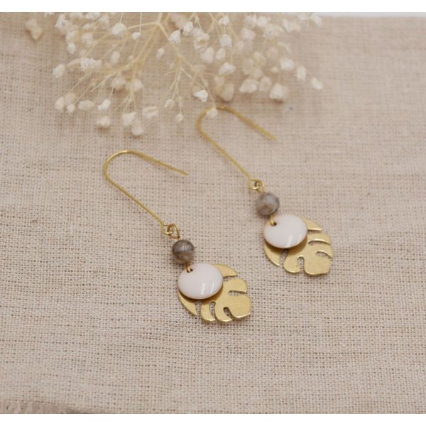 Boucles d'oreilles laiton brut feuilles monstera et sequins blanc