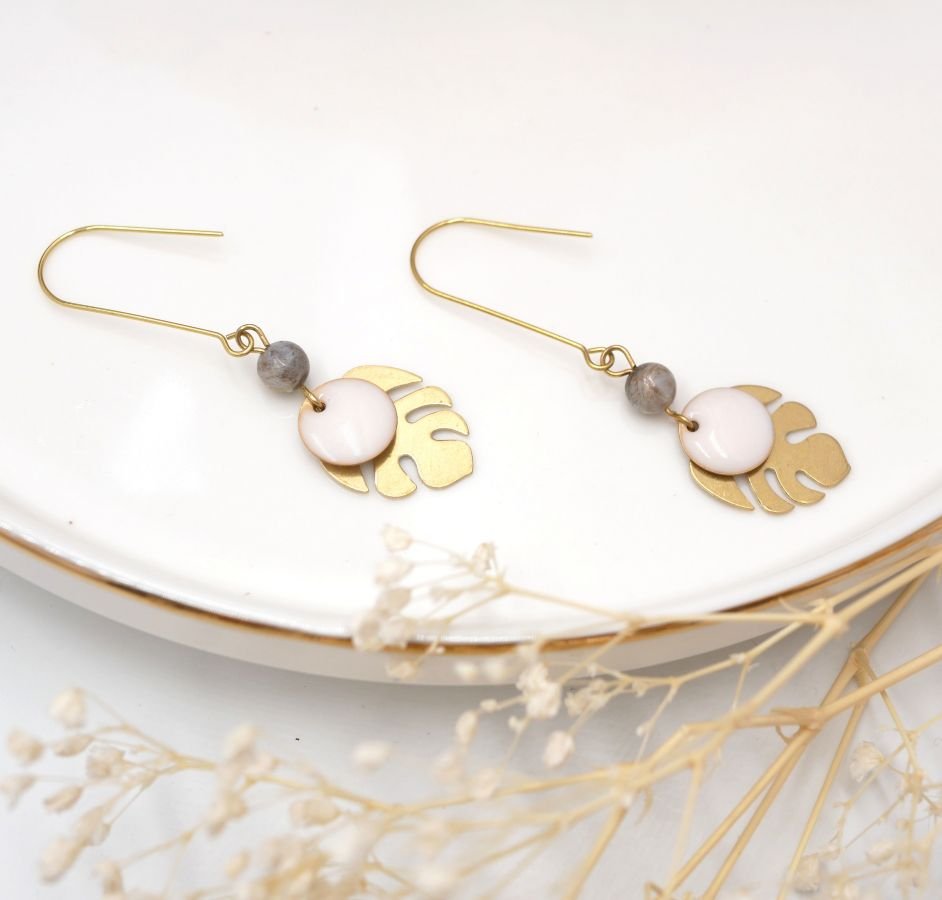 Boucles d'oreilles laiton brut feuilles monstera et sequins blanc