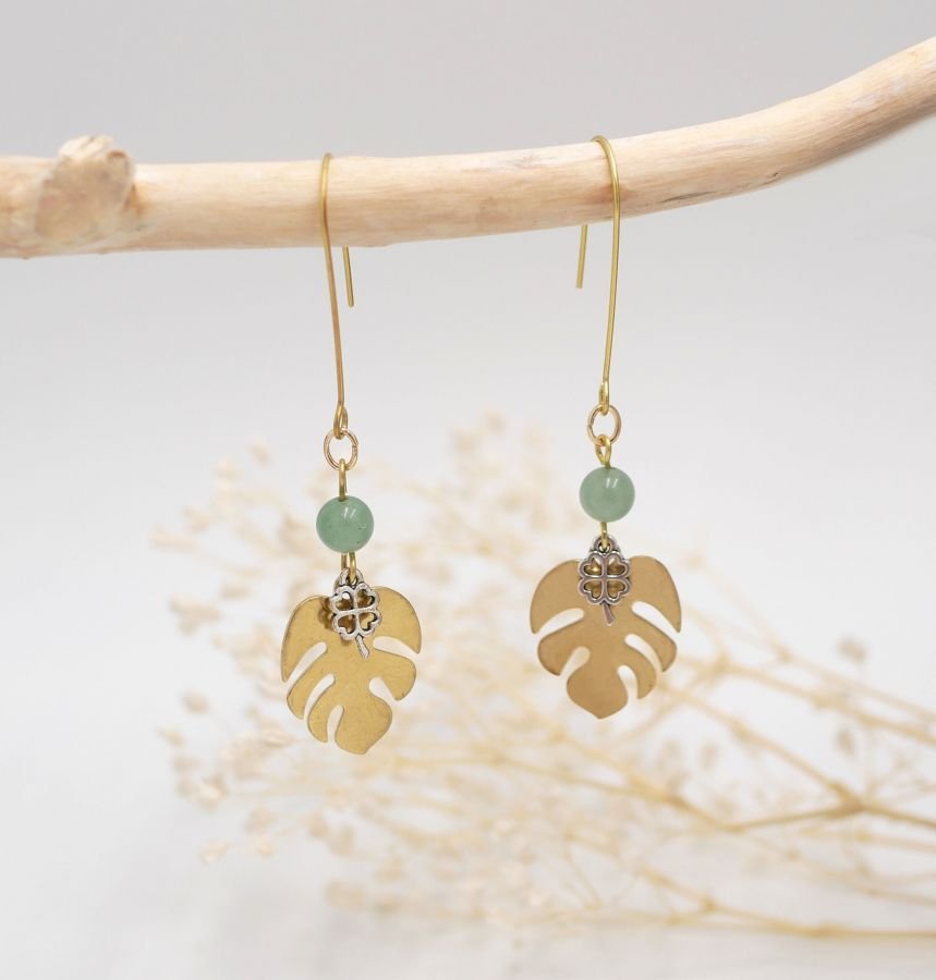 Boucles d'oreilles laiton brut feuilles monstera et trèfle