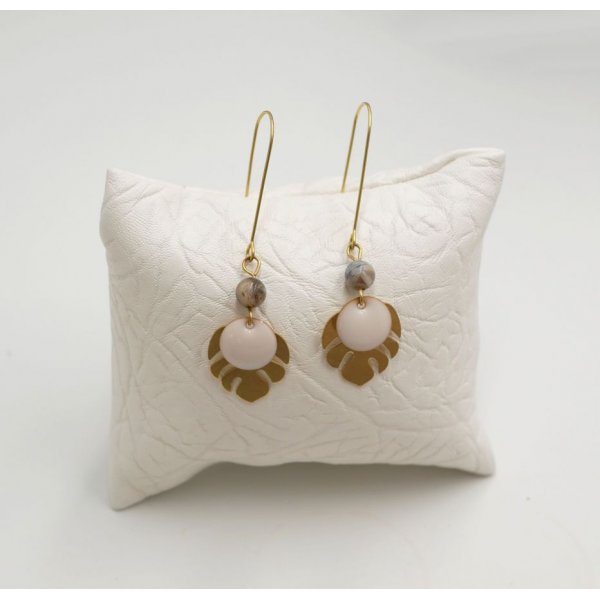Boucles d'oreilles laiton brut feuilles monstera et sequins blanc