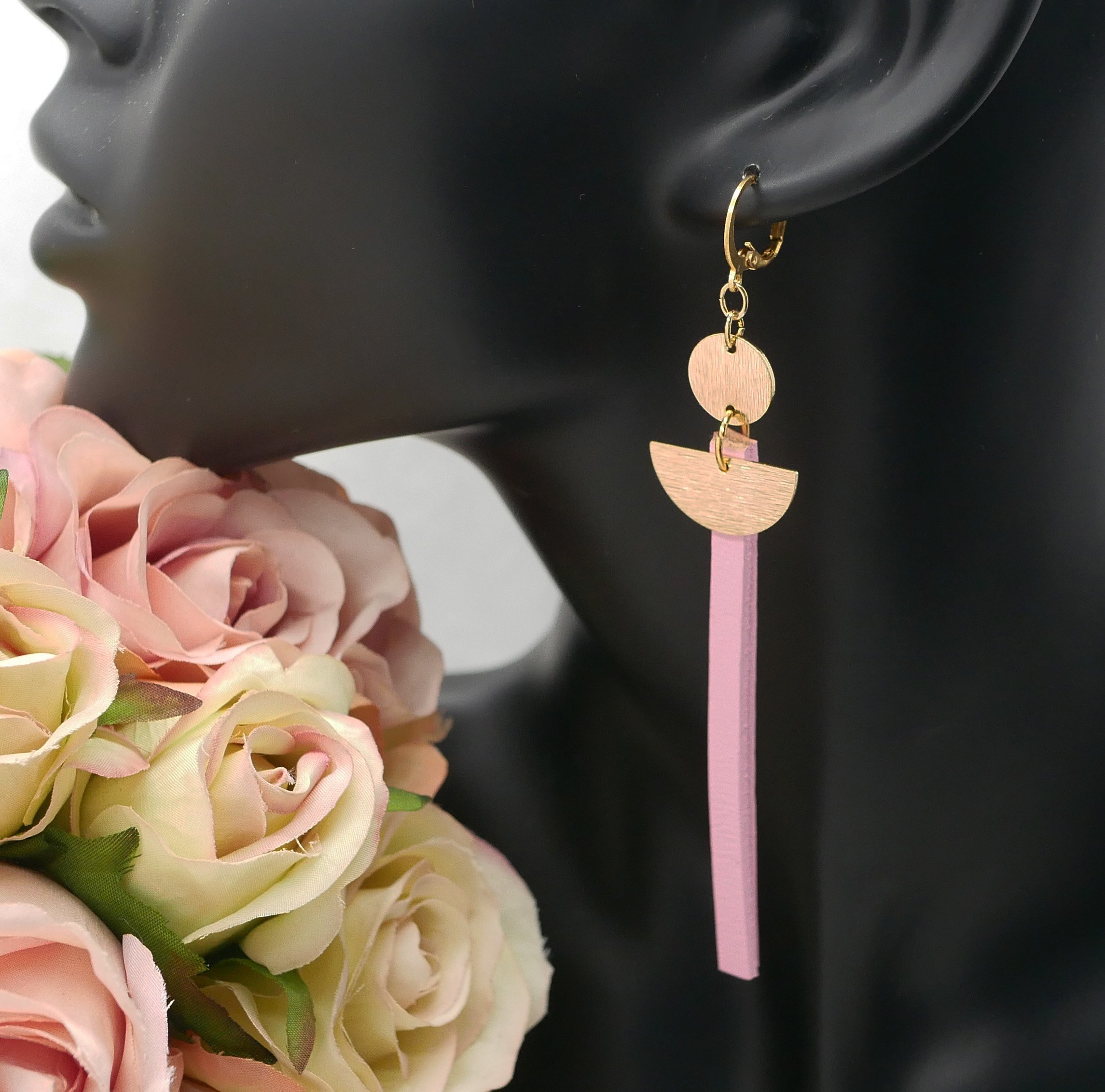 Boucle d'oreille Solo pendante dorée au long Cuir rose ou couleur au choix