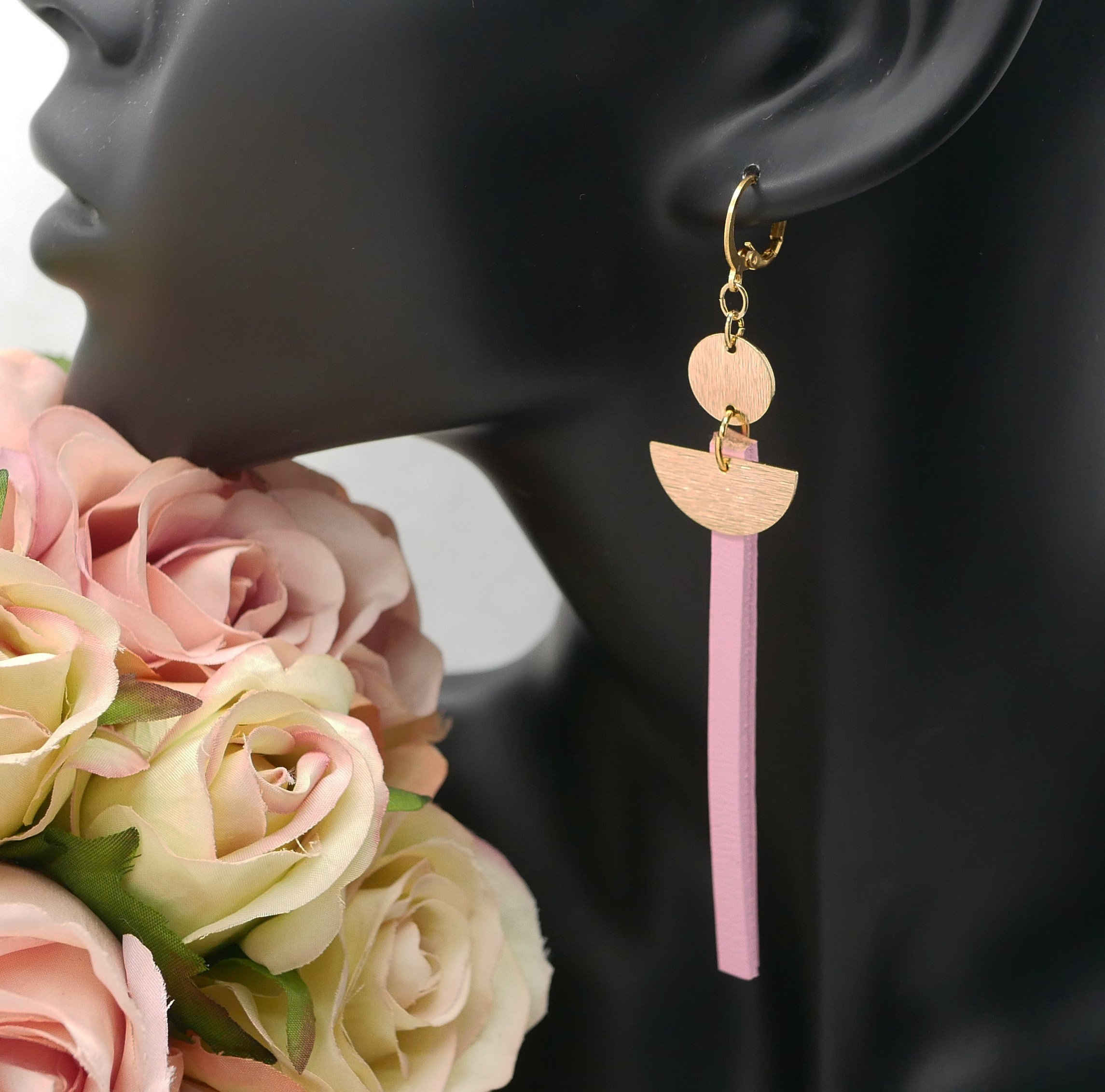 Boucle d'oreille Solo pendante dor&eacute;e au long Cuir rose ou couleur au choix