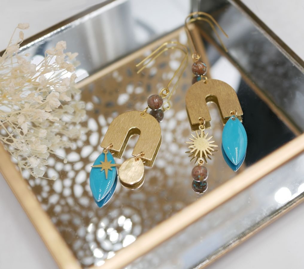 Boucles d'oreilles Pont et pierre en laiton brut et sequin turquoise