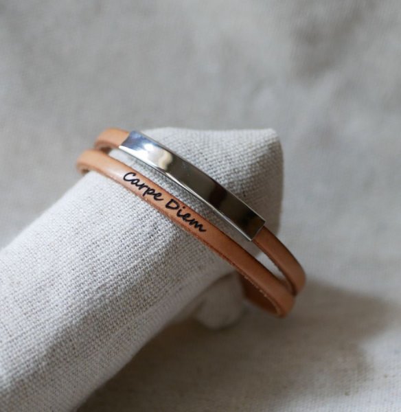 Bracelet barre m&eacute;tal en cuir double tour 