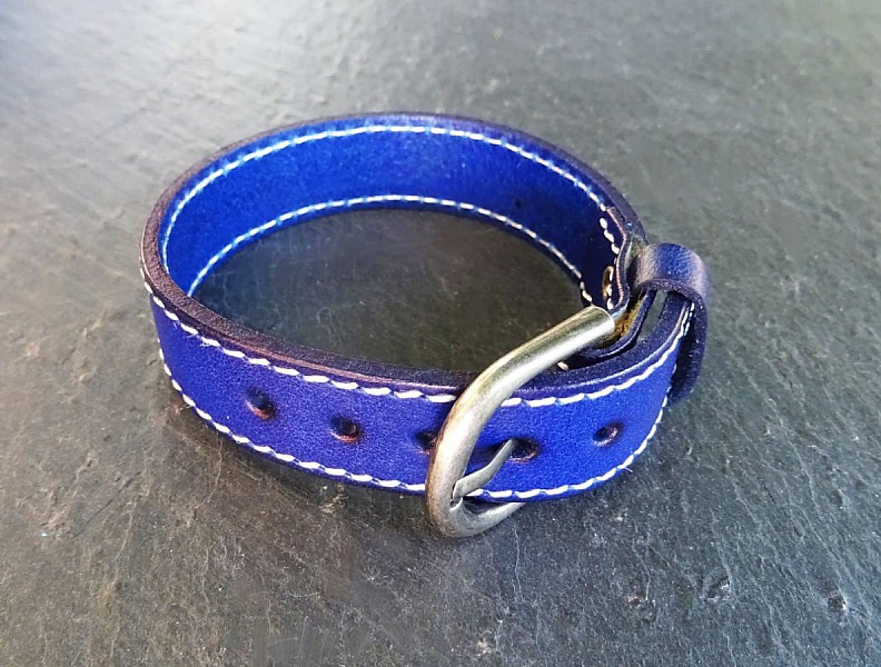 Bracelet en cuir bleu couture &agrave; personnaliser
