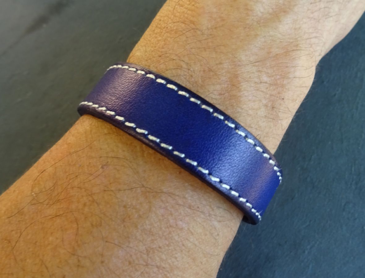 Bracelet en cuir bleu couture à personnaliser