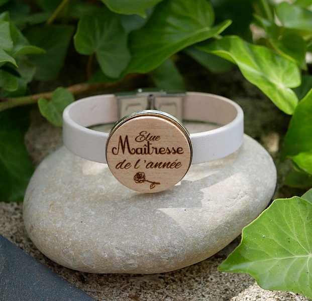 Bracelet en cuir blanc avec cabochon bois gravé personnalisé.