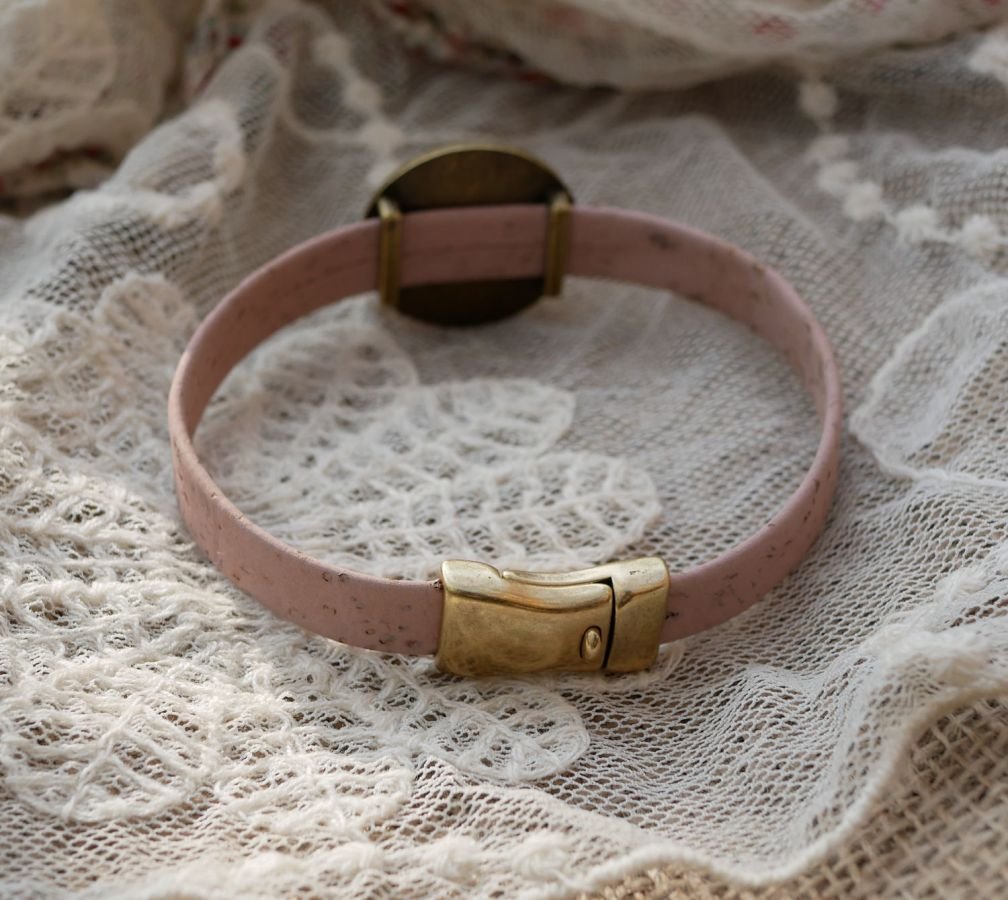 Bracelet cuir avec cabochon bois gravé serti bronze