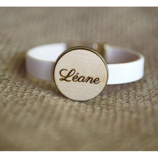 Bracelet cuir avec cabochon bois gravé serti bronze