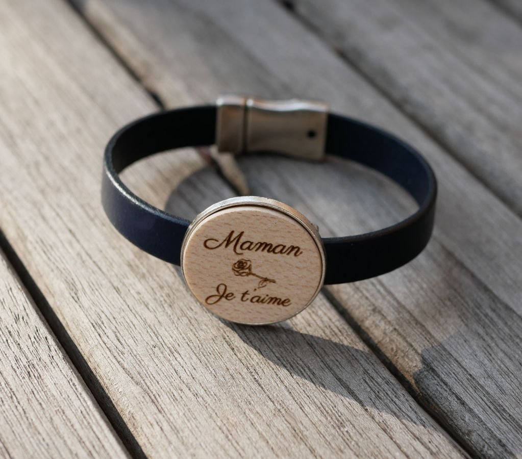 Bracelet cuir avec cabochon bois gravé serti argenté