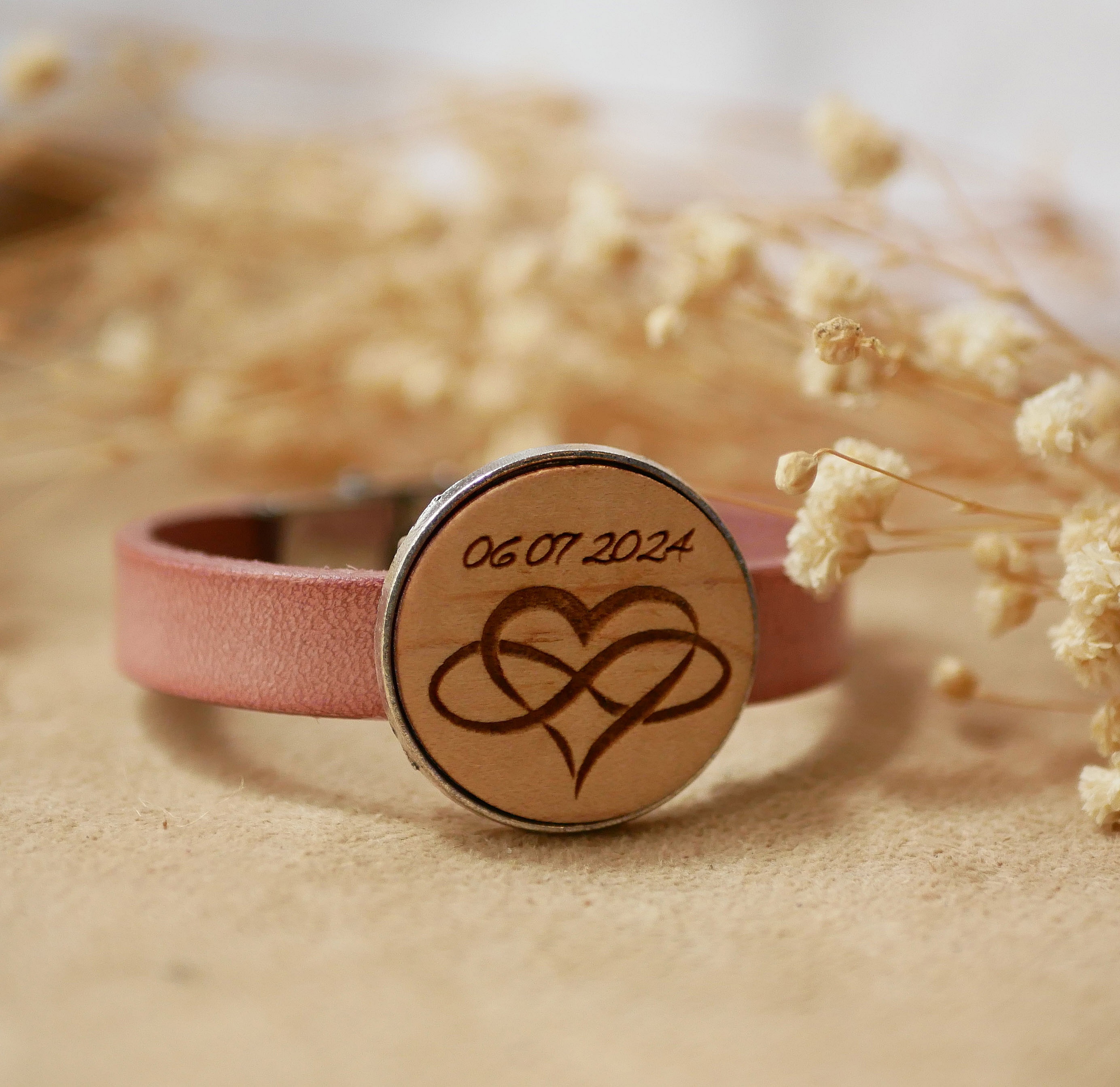 Bracelet en cuir avec cabochon en bois gravé personnalisé.