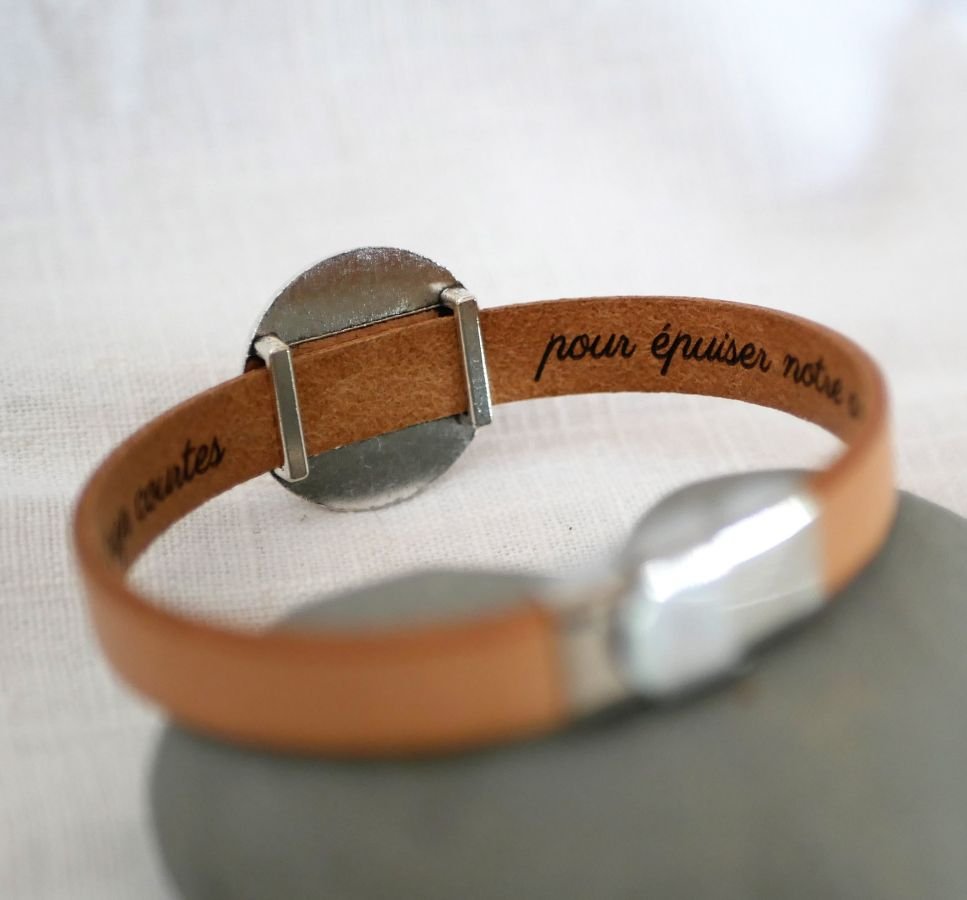 Bracelet cuir avec cabochon bois gravé serti argenté