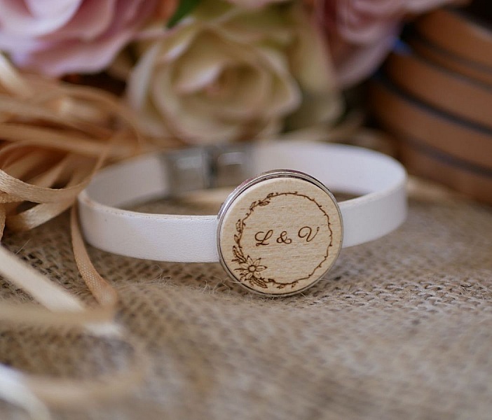 Bracelet en cuir blanc avec cabochon en bois gravé.