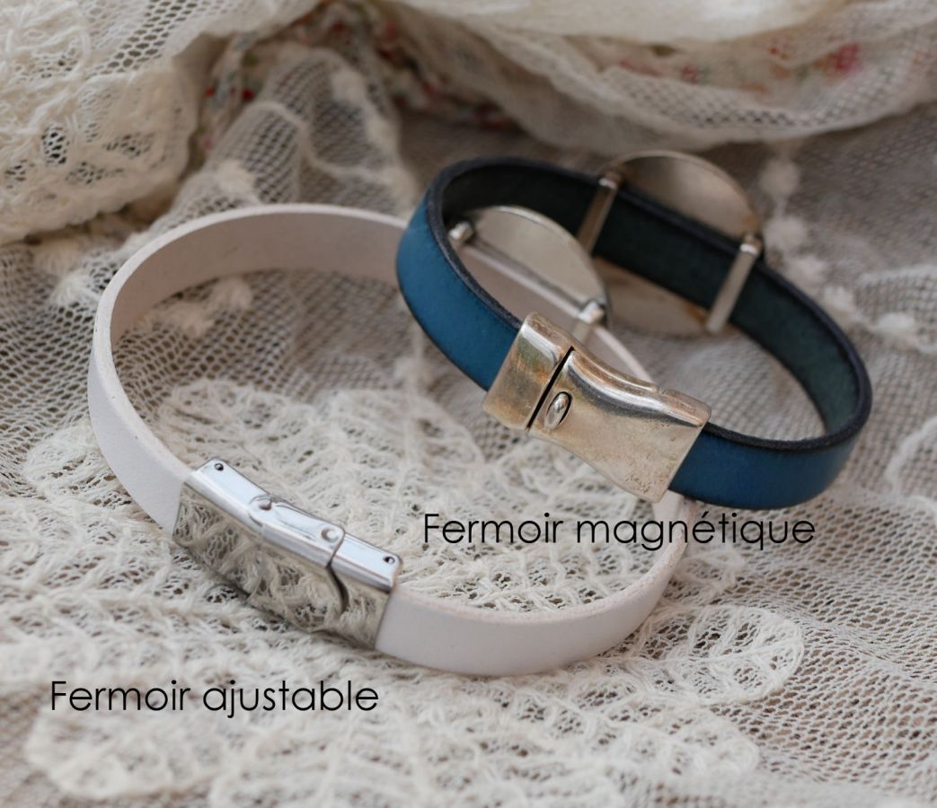 Bracelet cuir avec cabochon bois gravé serti argenté