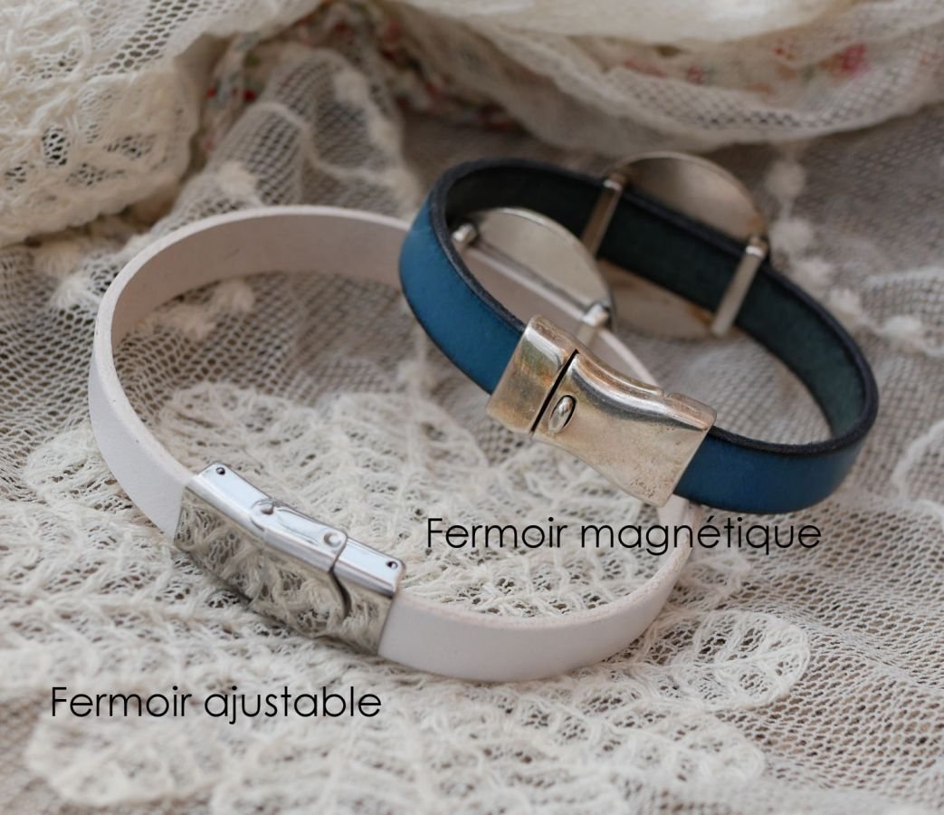 Bracelet cuir avec cabochon bois gravé serti argenté