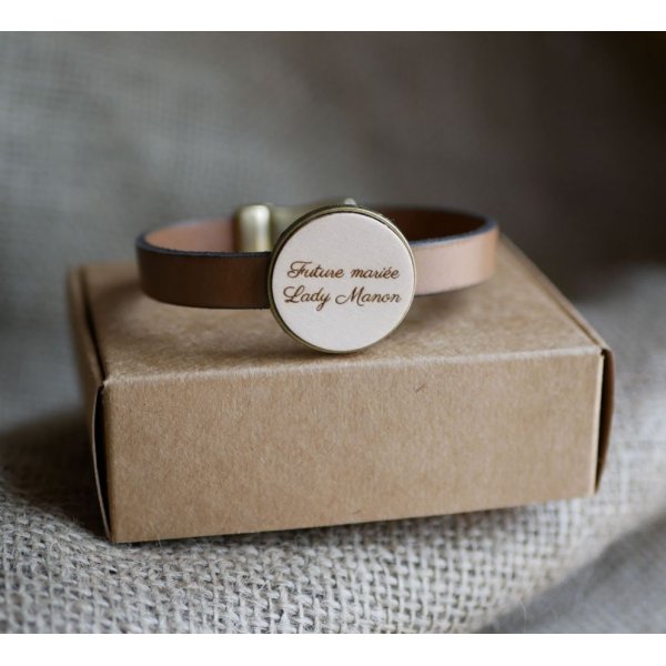 Bracelet cuir avec cabochon bois gravé serti bronze