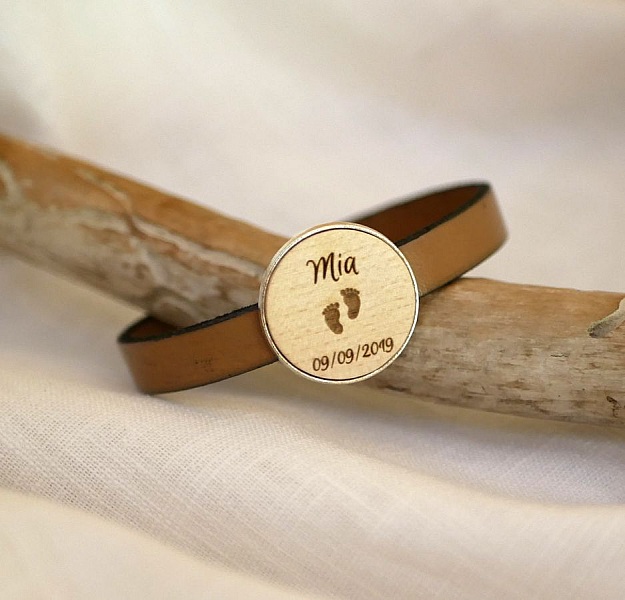 Bracelet en cuir avec cabochon en bois gravé personnalisé.