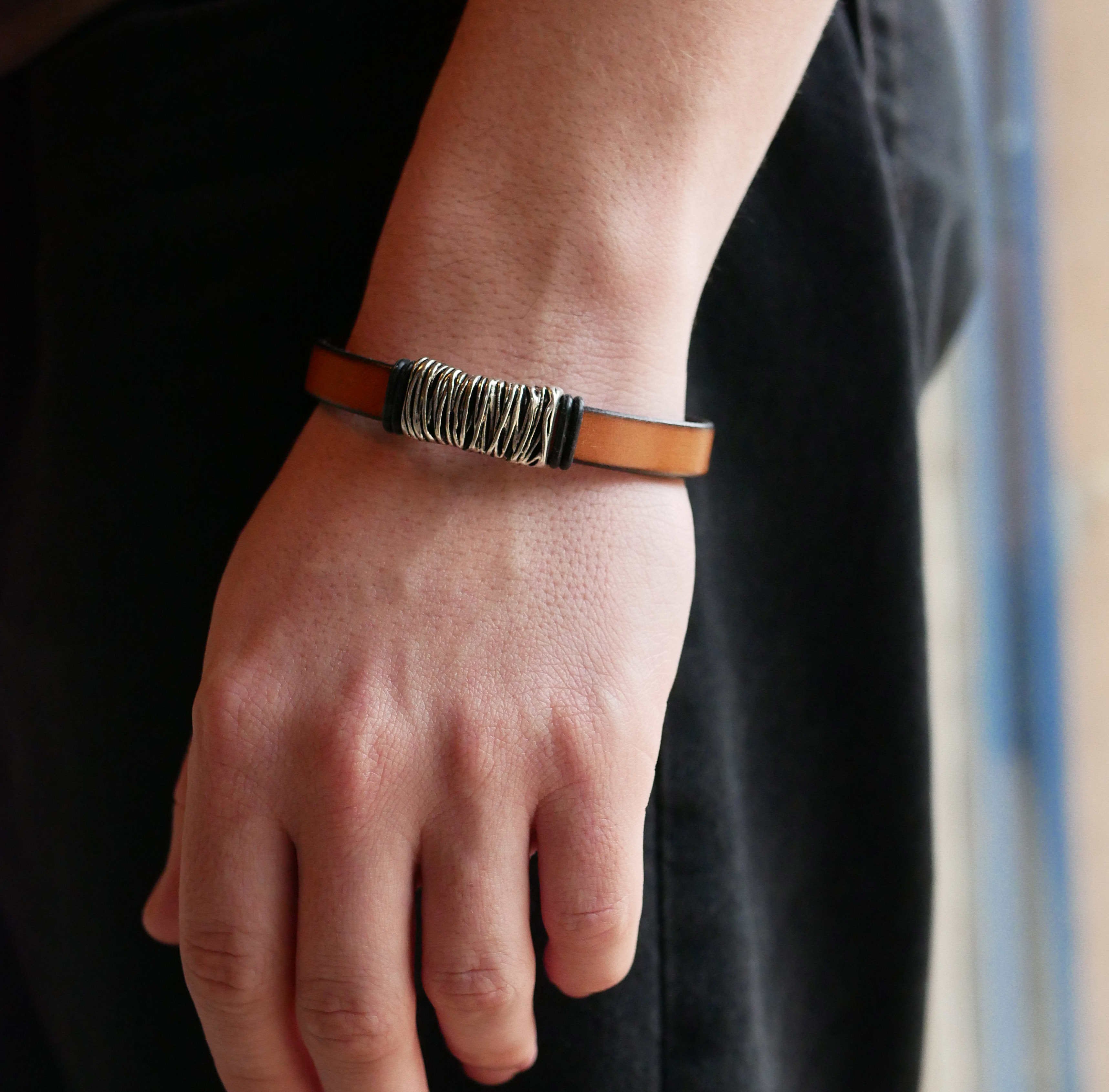 Bracelet cuir camel décor métal tressé fermoir en T