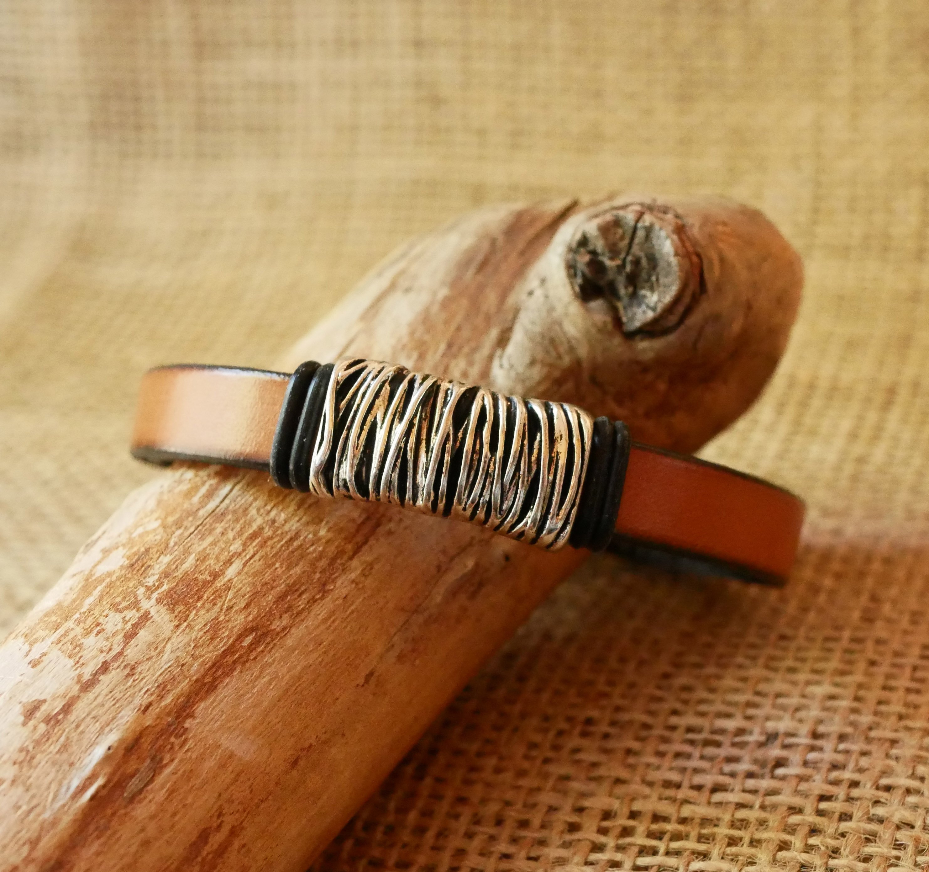 Bracelet cuir camel d&eacute;cor m&eacute;tal tress&eacute; fermoir en T