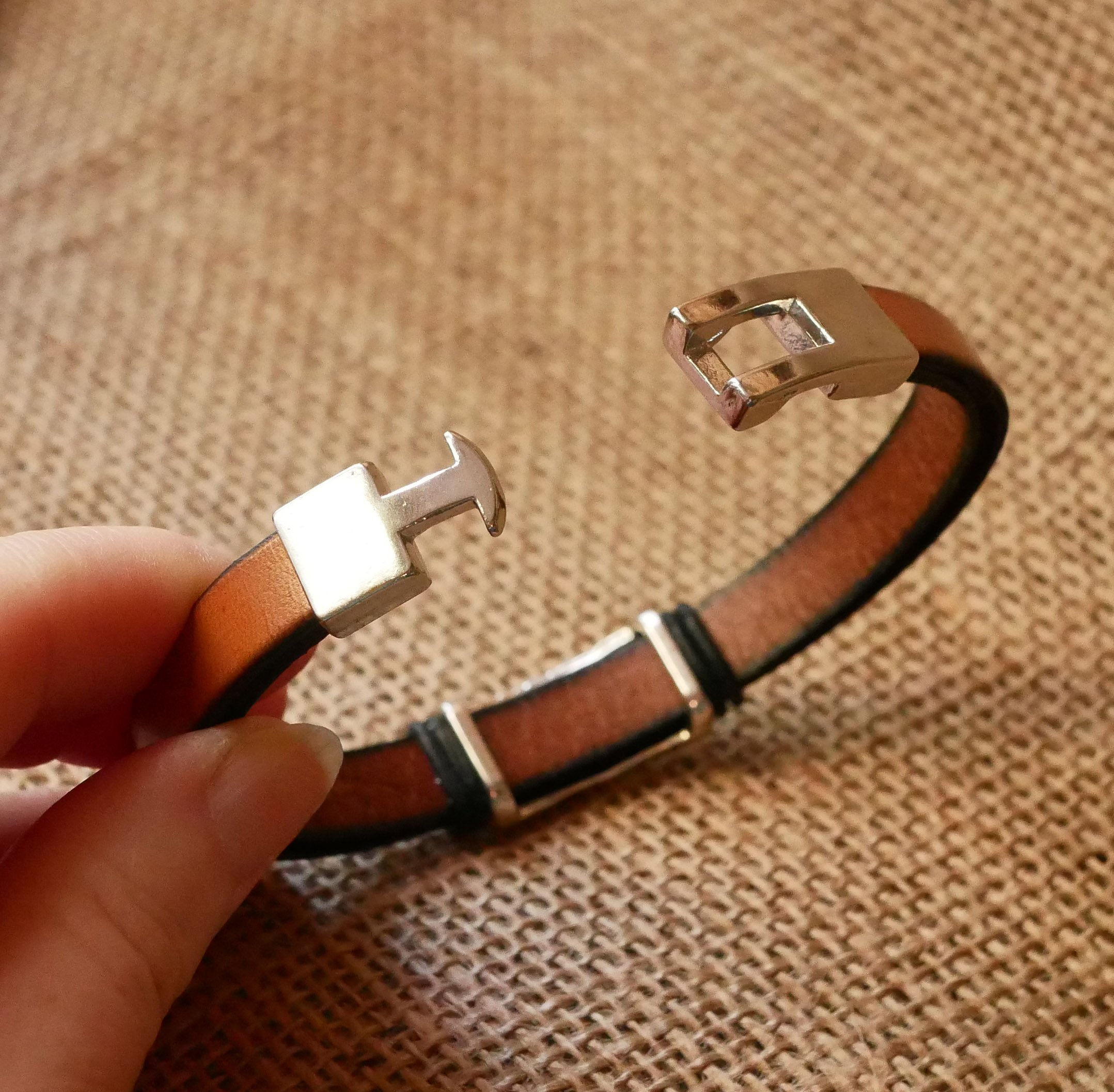 Bracelet cuir camel décor métal tressé fermoir en T