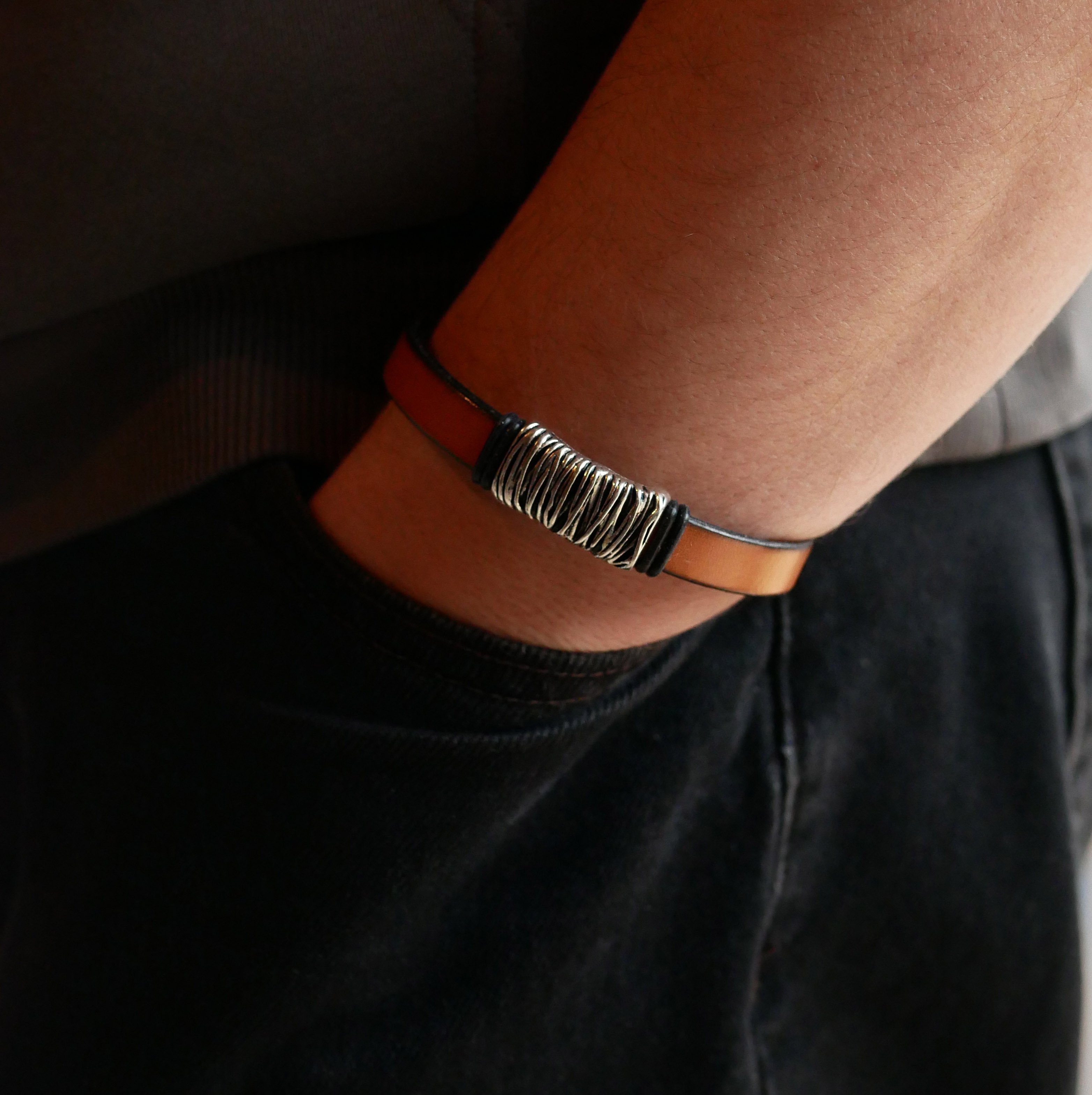Bracelet cuir camel décor métal tressé fermoir en T