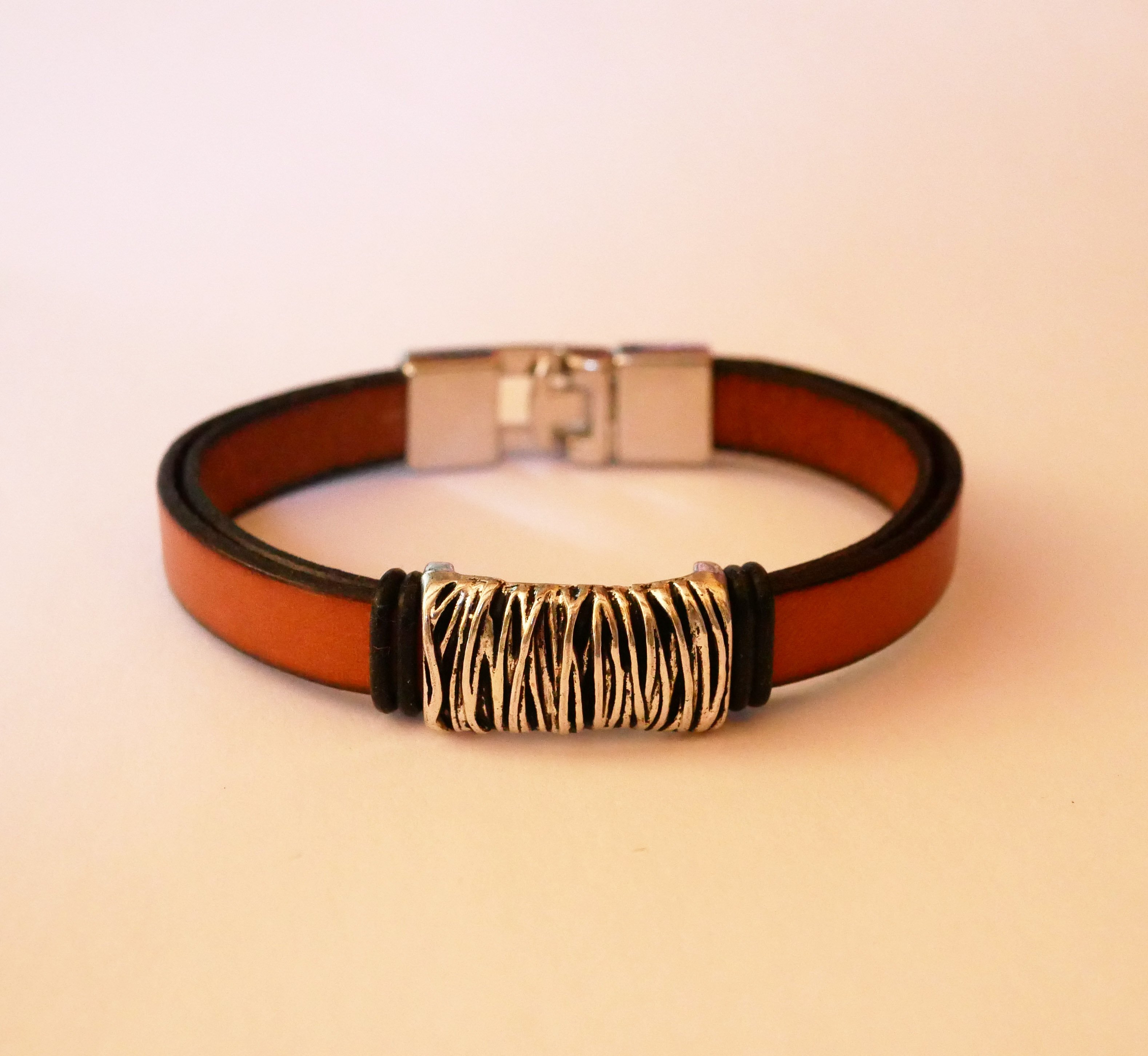 Bracelet cuir camel d&eacute;cor m&eacute;tal tress&eacute; fermoir en T