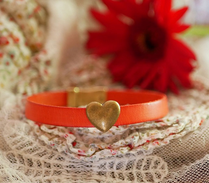 Bracelet en cuir orange avec cœur en bronze vieilli.