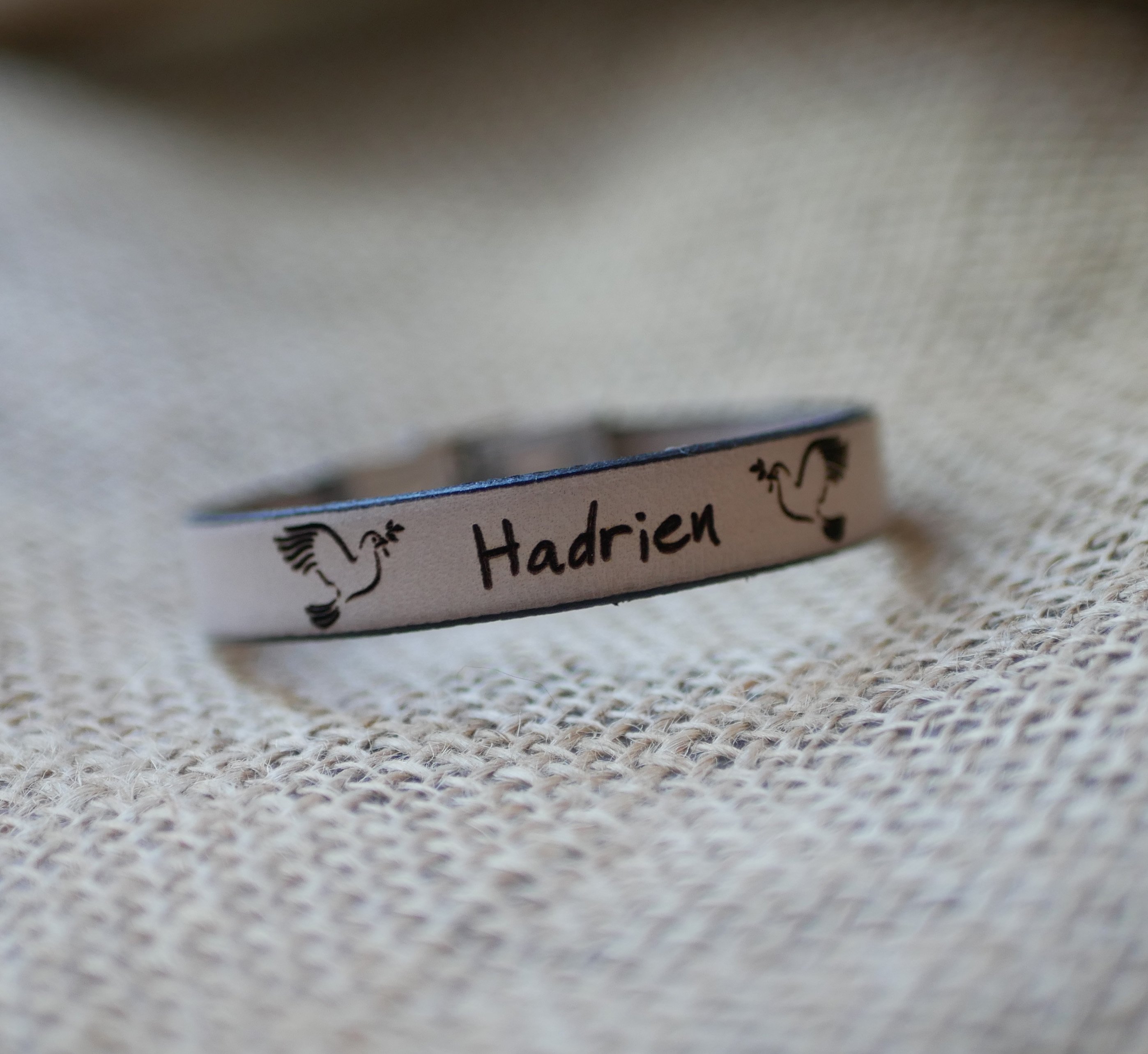 Bracelet en cuir pour communion ou bapt&ecirc;me personnalis&eacute; au pr&eacute;nom 