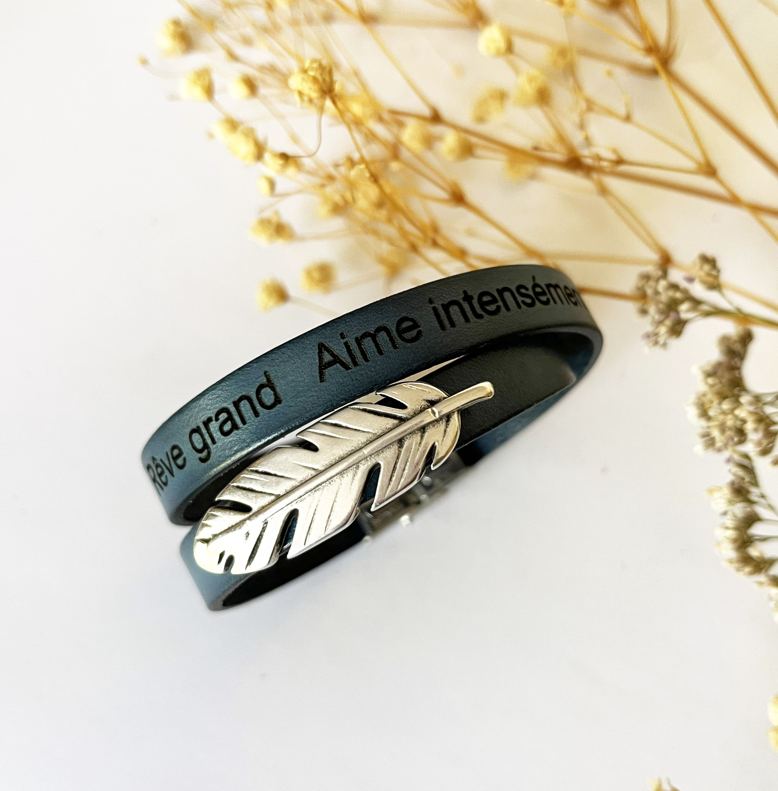 Bracelet cuir double en duo décoré d'une plume argentée