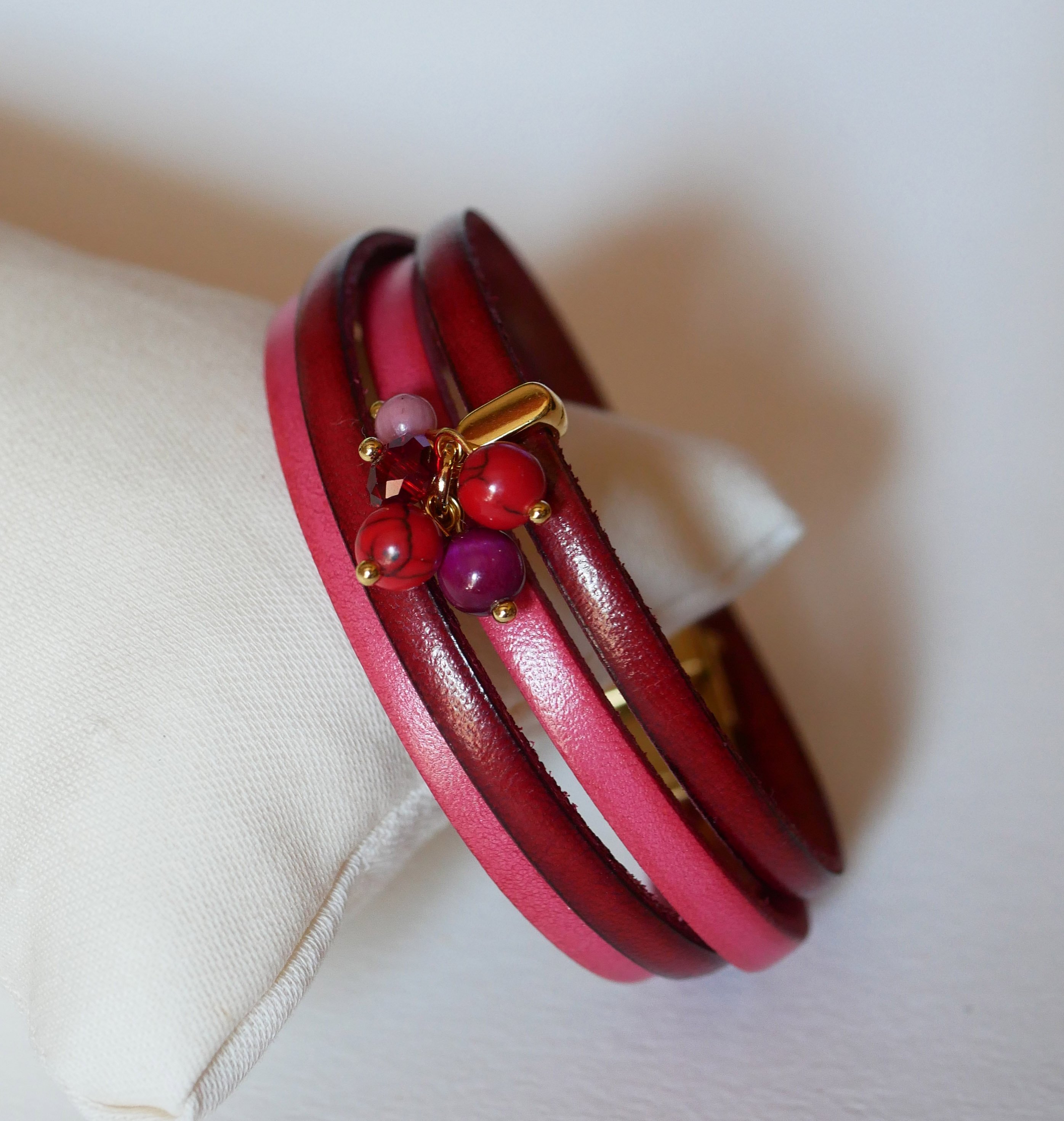 Bracelet cuir double en duo d&eacute;cor&eacute; de perles fuchsia