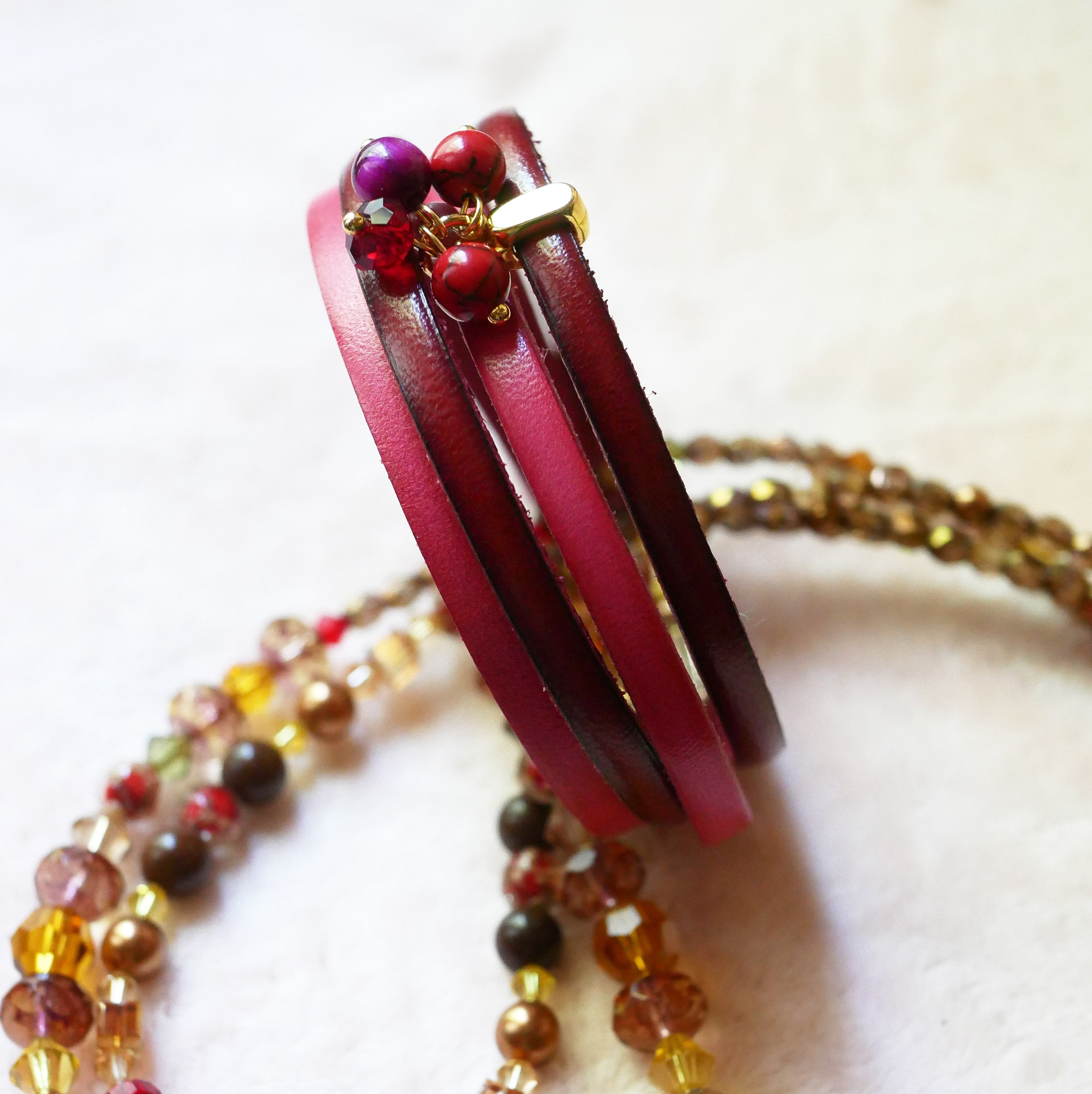 Bracelet cuir double en duo d&eacute;cor&eacute; de perles fuchsia