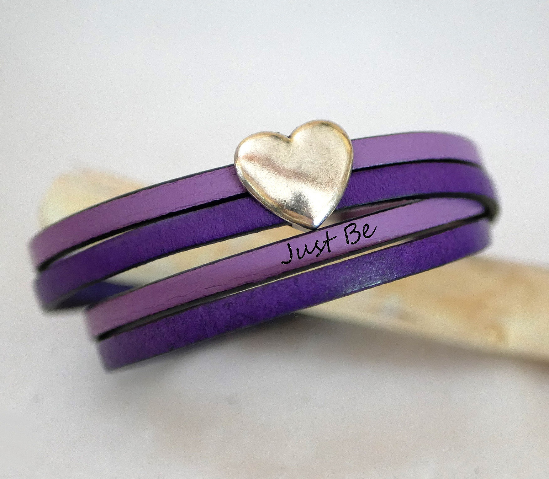Bracelet cuir double violet avec cœur argenté gravé personnalisable.